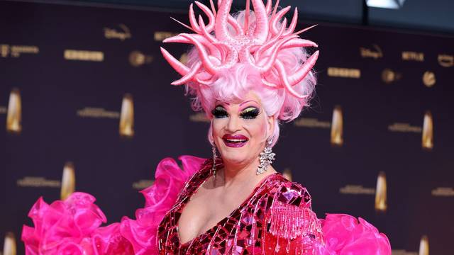 Schrille Outfits sind ihr Markenzeichen: Olivia Jones ist Deutschlands bekannteste Drag Queen. Nun wurde ihre Autobiografie für die ZDF-Primetime verfilmt. Im Interview spricht sie über diese besondere Ehre. (Bild: 2024 Getty Images/Joshua Sammer)