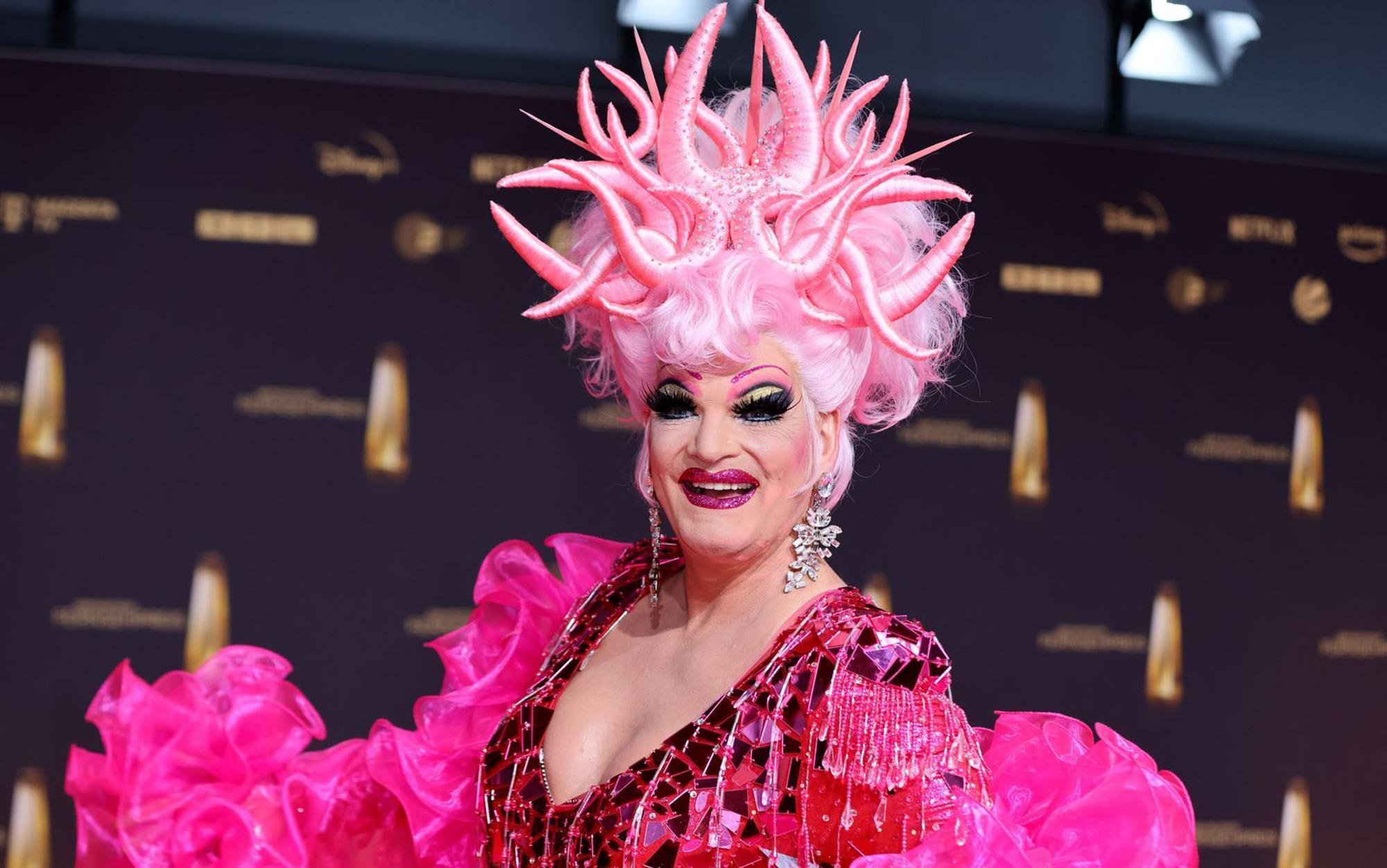 Schrille Outfits sind ihr Markenzeichen: Olivia Jones ist Deutschlands bekannteste Drag Queen. Nun wurde ihre Autobiografie für die ZDF-Primetime verfilmt. Im Interview spricht sie über diese besondere Ehre. (Bild: 2024 Getty Images/Joshua Sammer)