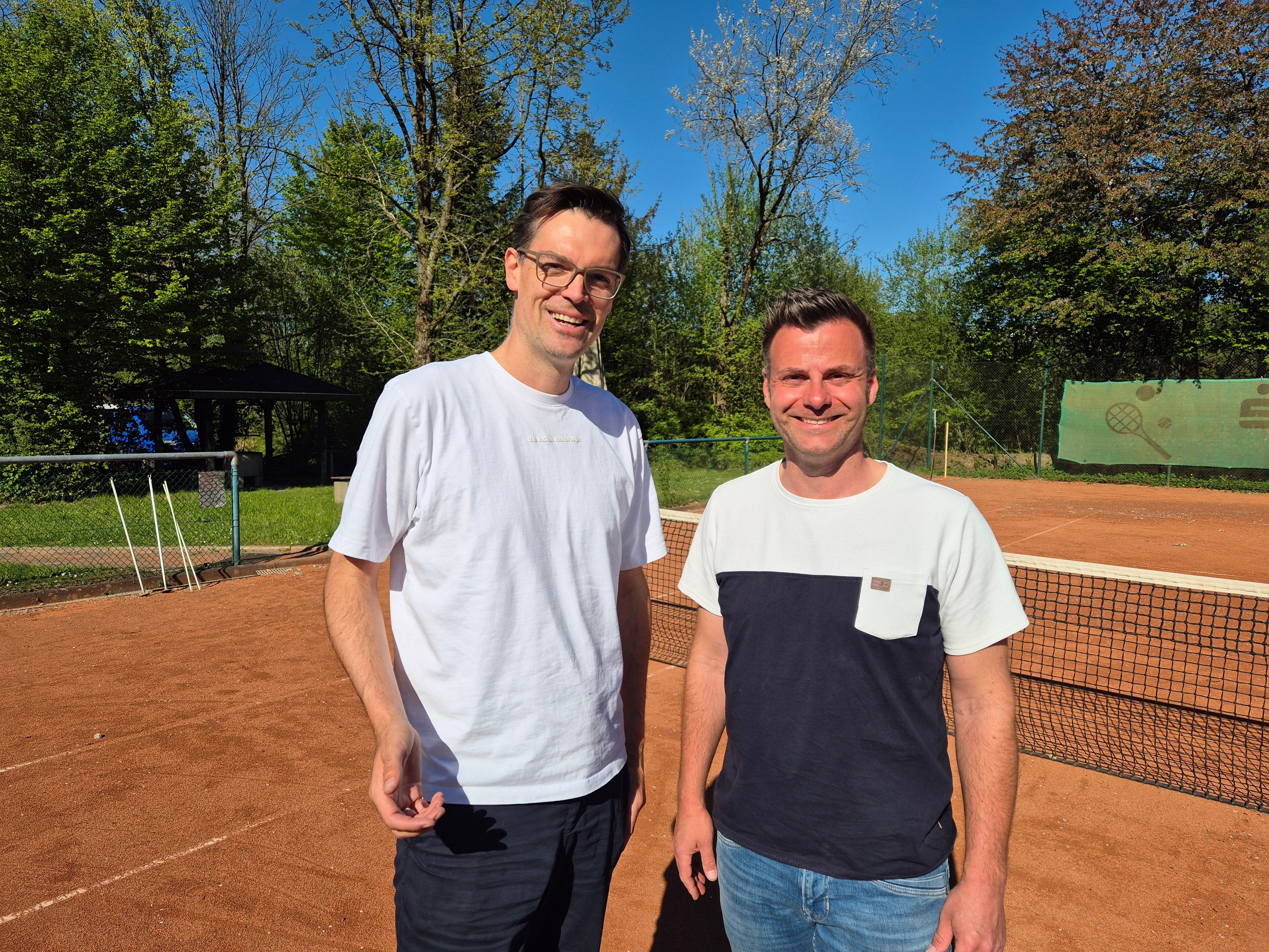 Zwei Tennisspieler stehen auf einem Tennisplatz