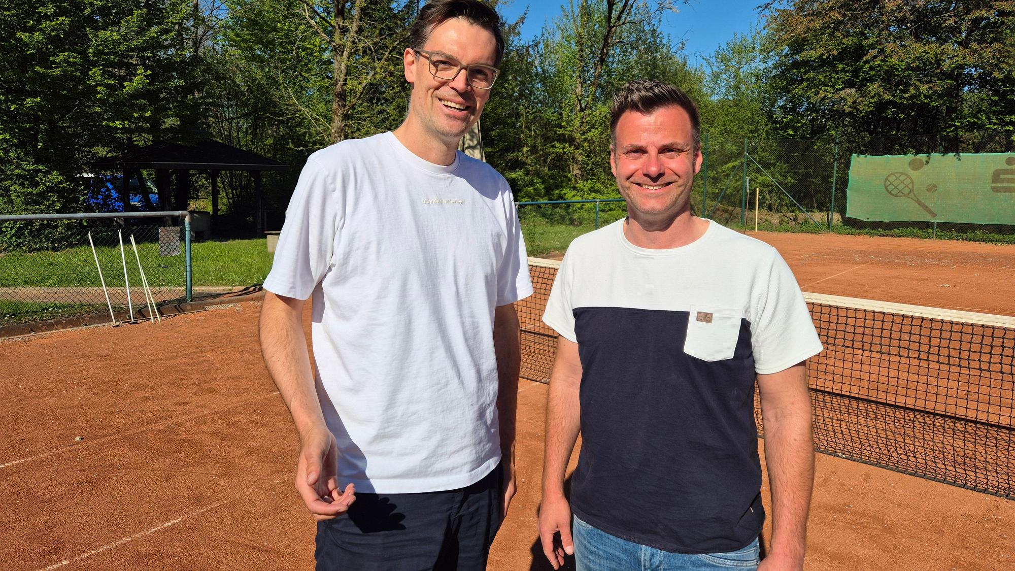 Zwei Tennisspieler stehen auf einem Tennisplatz