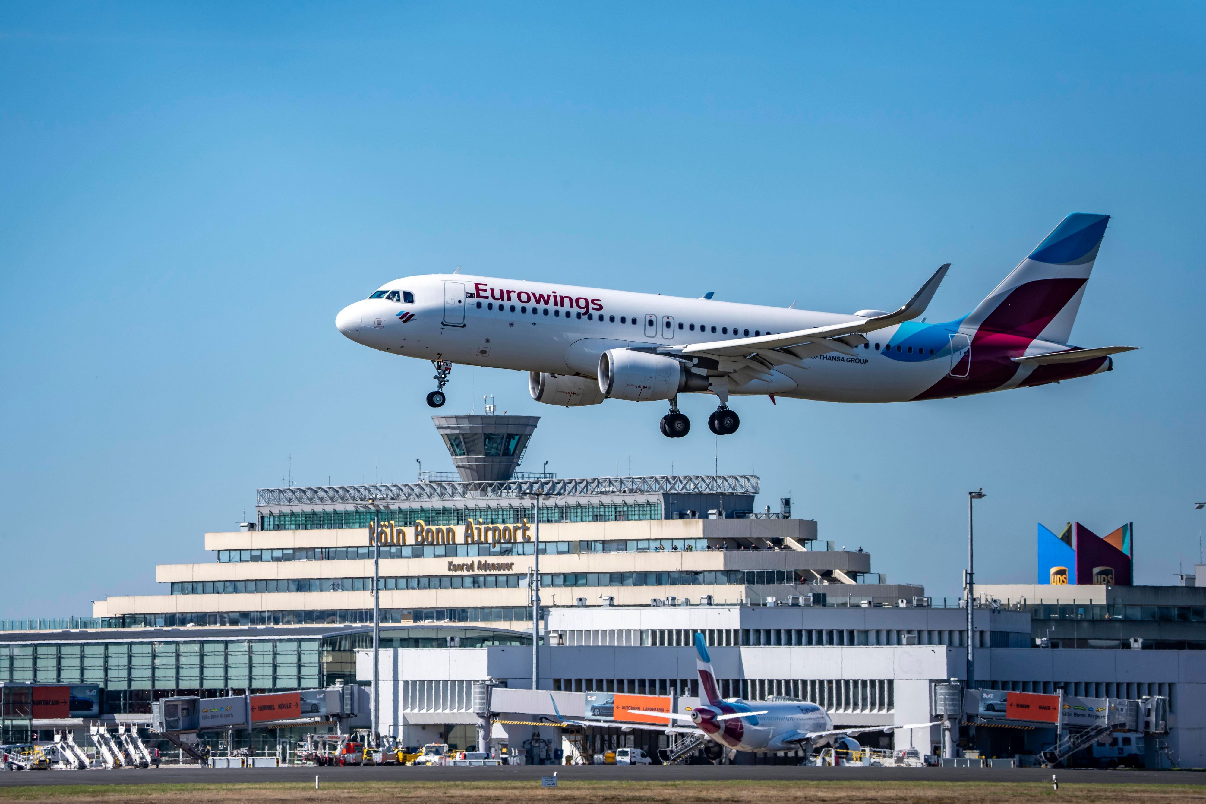 Eurowings Airbus, bei der Landung auf dem Flughafen Köln-Bonn,