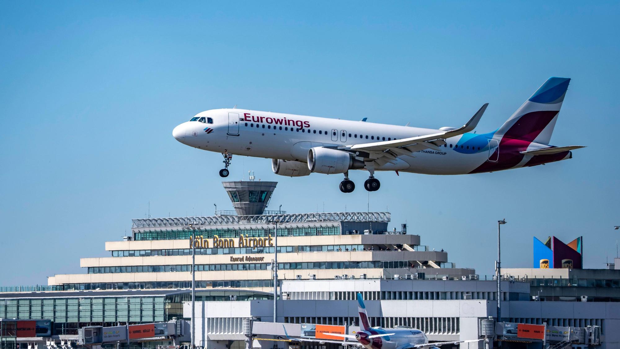 Eurowings Airbus, bei der Landung auf dem Flughafen Köln-Bonn,