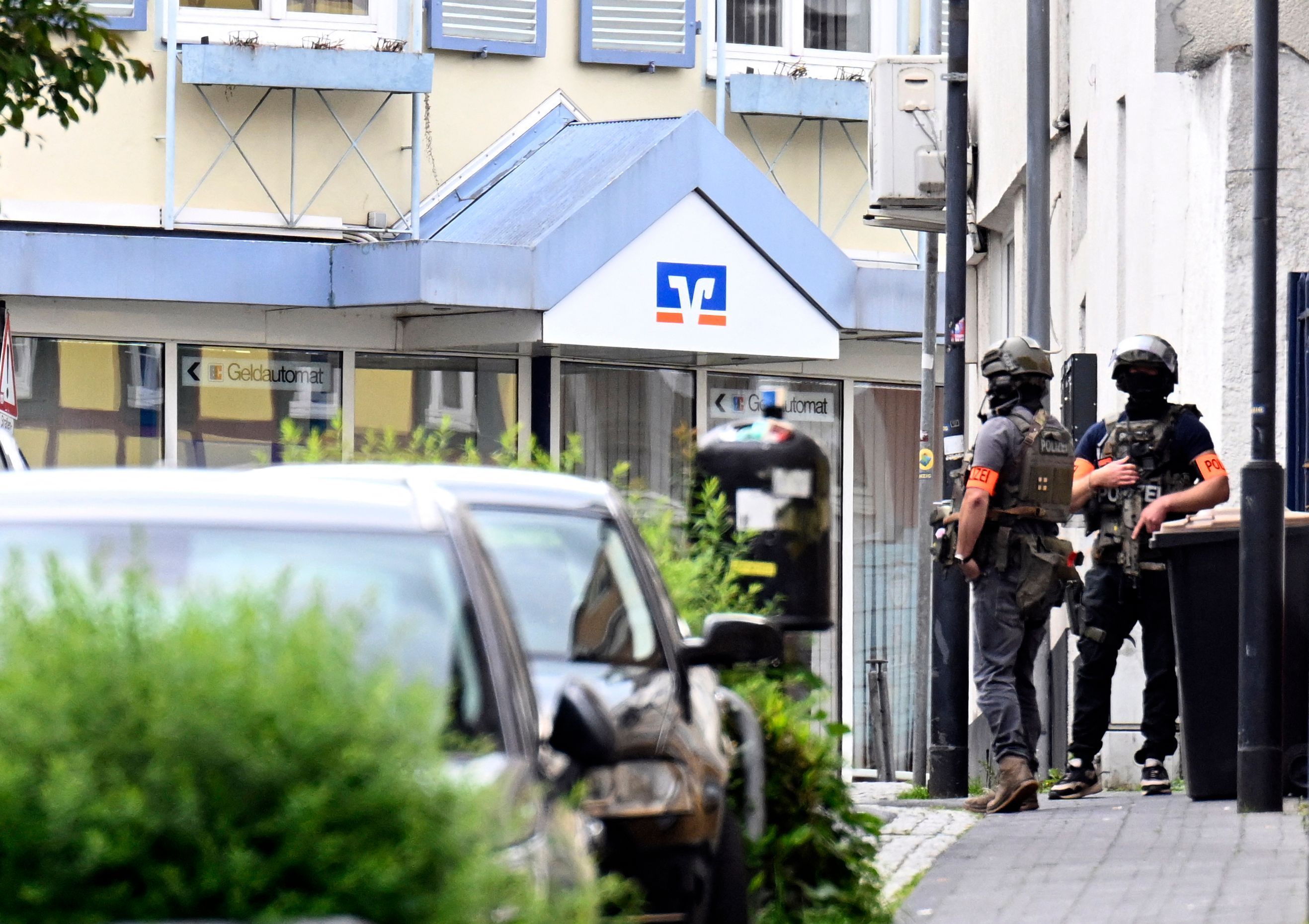 Spezialkräfte der Polizei bewachten in Sinzig die Volksbank.
