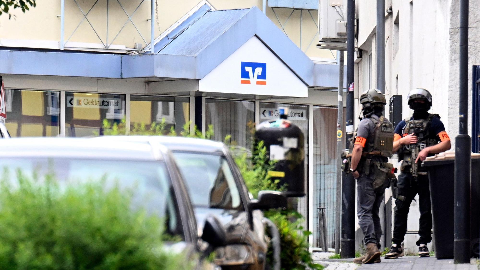 Spezialkräfte der Polizei bewachten in Sinzig die Volksbank.