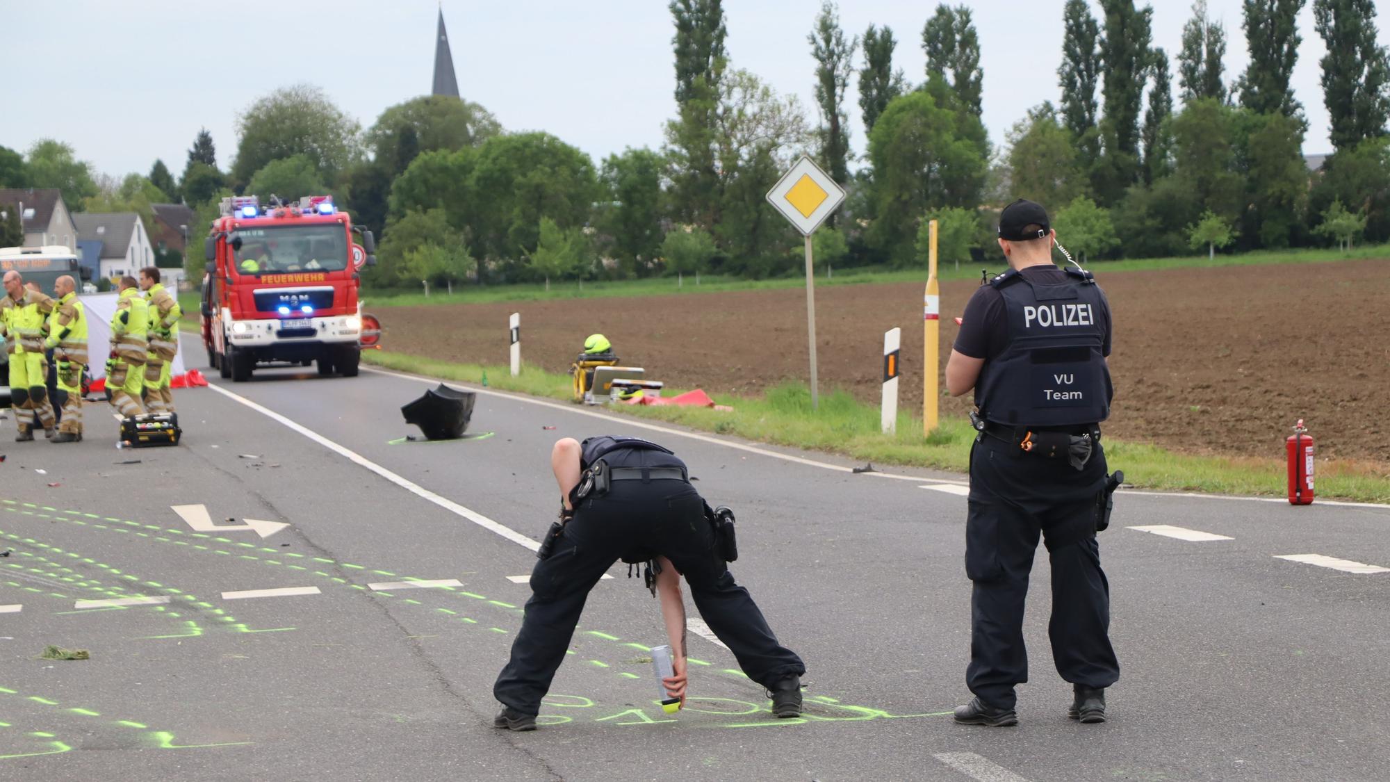 Experten der Polizei zeichneten mit Sprühkreide alle Spuren des Unfalls auf.