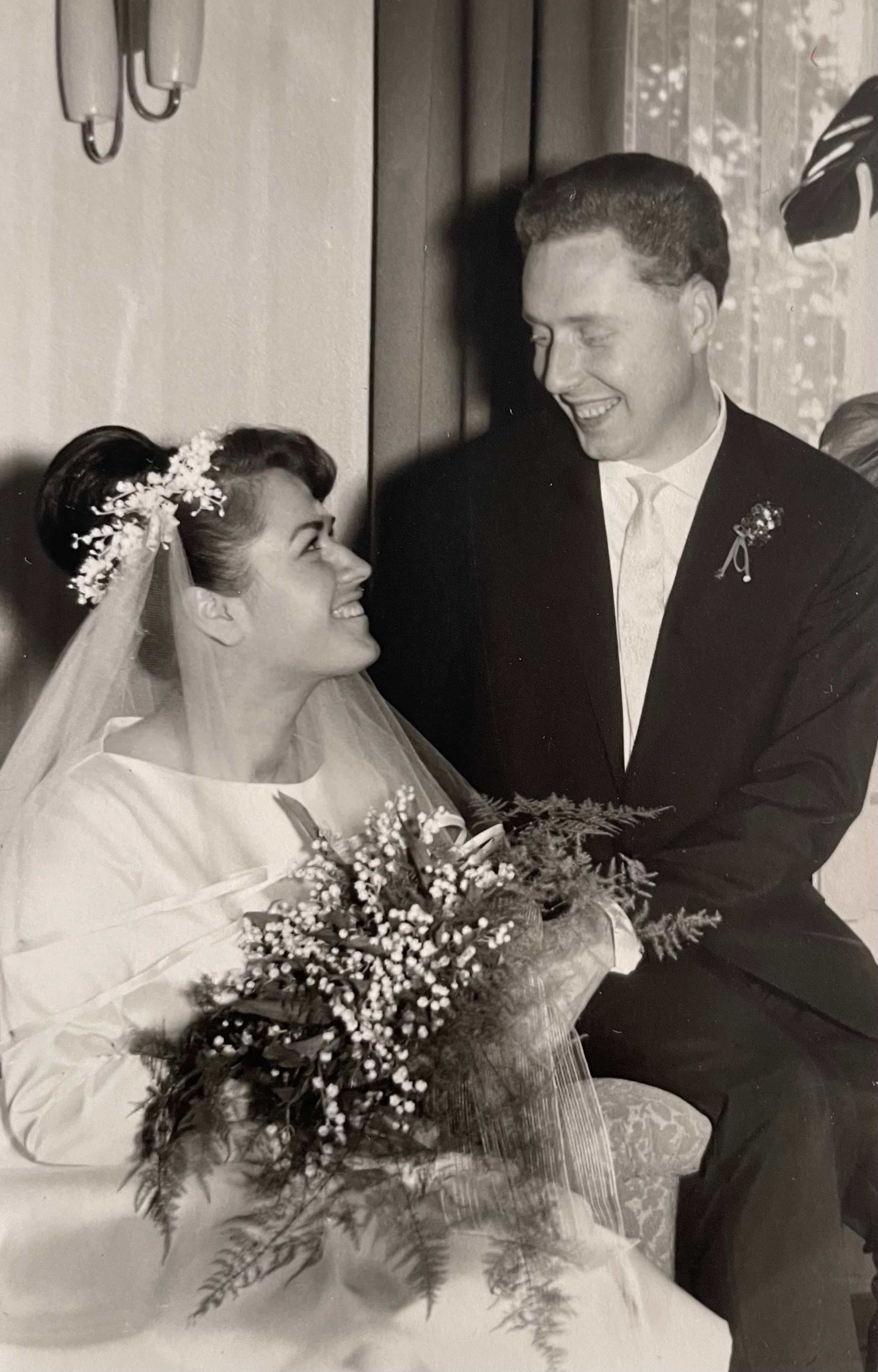 Ein Ehepaar am Tag seiner Hochzeit.