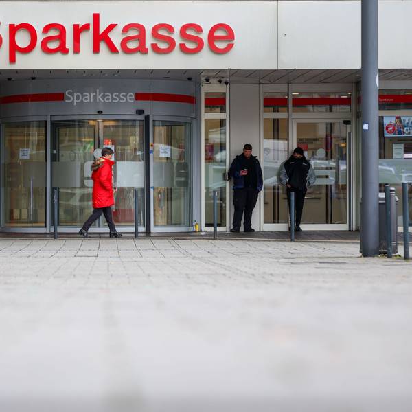 Security-Mitarbeiter stehen vor der Sparkasse Gelsenkirchen, die auf dem Archivbild noch geschlossen ist.