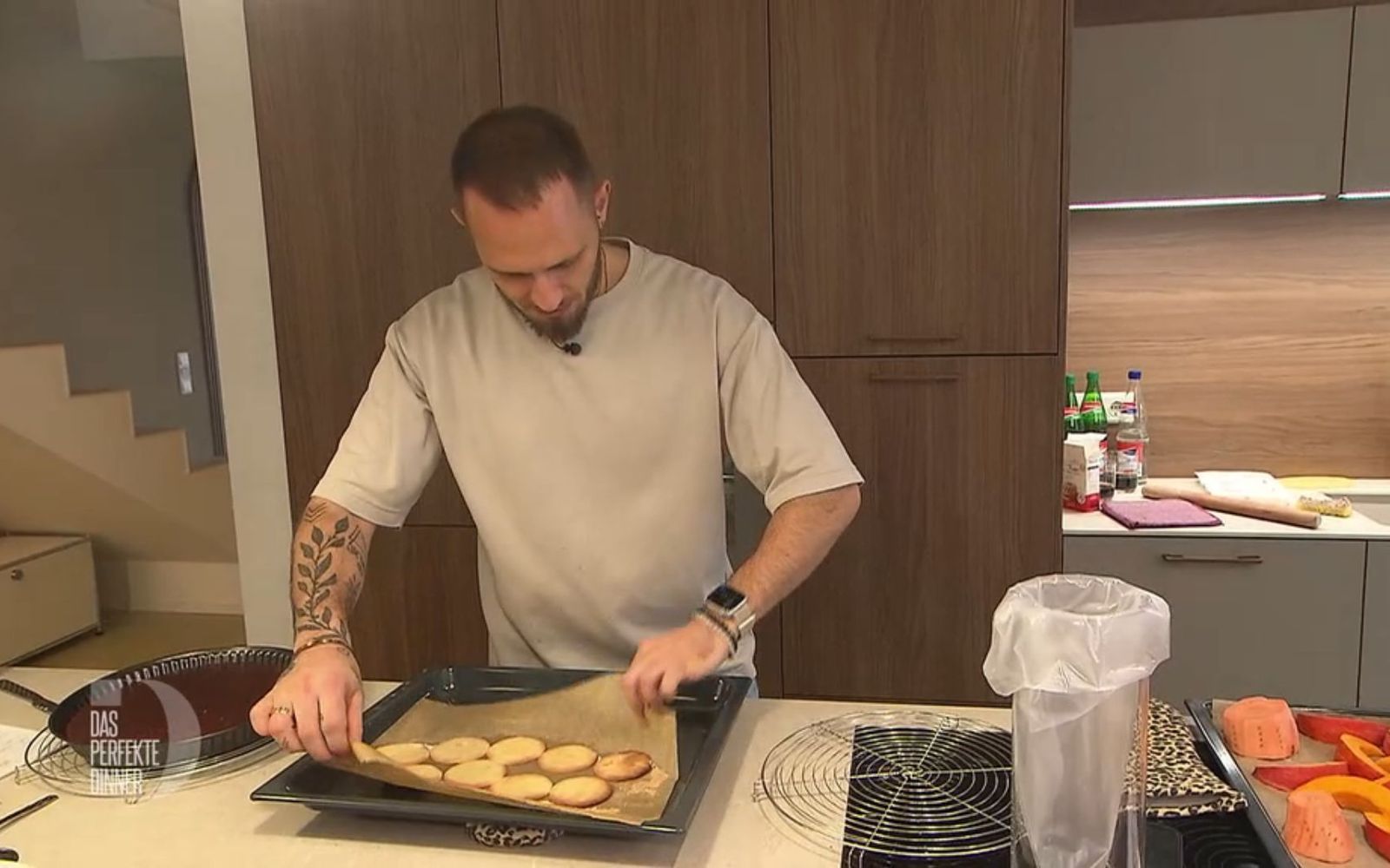 Die Zubereitung der Keksböden fürs Dessert kostet Manuel viel Zeit und Nerven.
 (Bild: RTL)