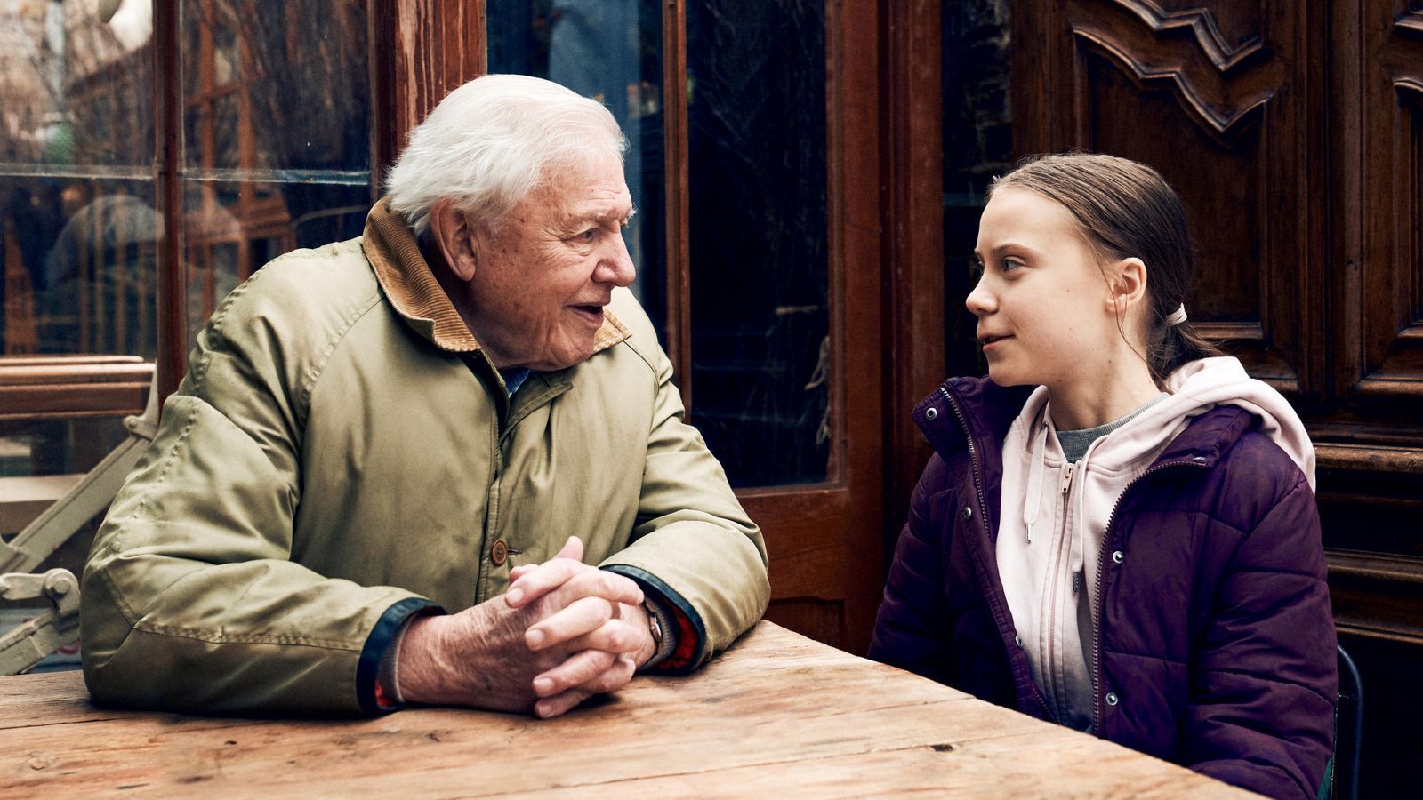 Für den Klimawandel ist die „Plage Mensch“ verantwortlich, sagt David Attenborough. In der Doku „Greta Thunberg: Ein Jahr, um die Welt zu verändern“ macht er der Umweltaktivistin Greta Thunberg Mut, damit sie sich weiter für das Klima einsetzt. (Bild: BBC Studios / Alex Board)