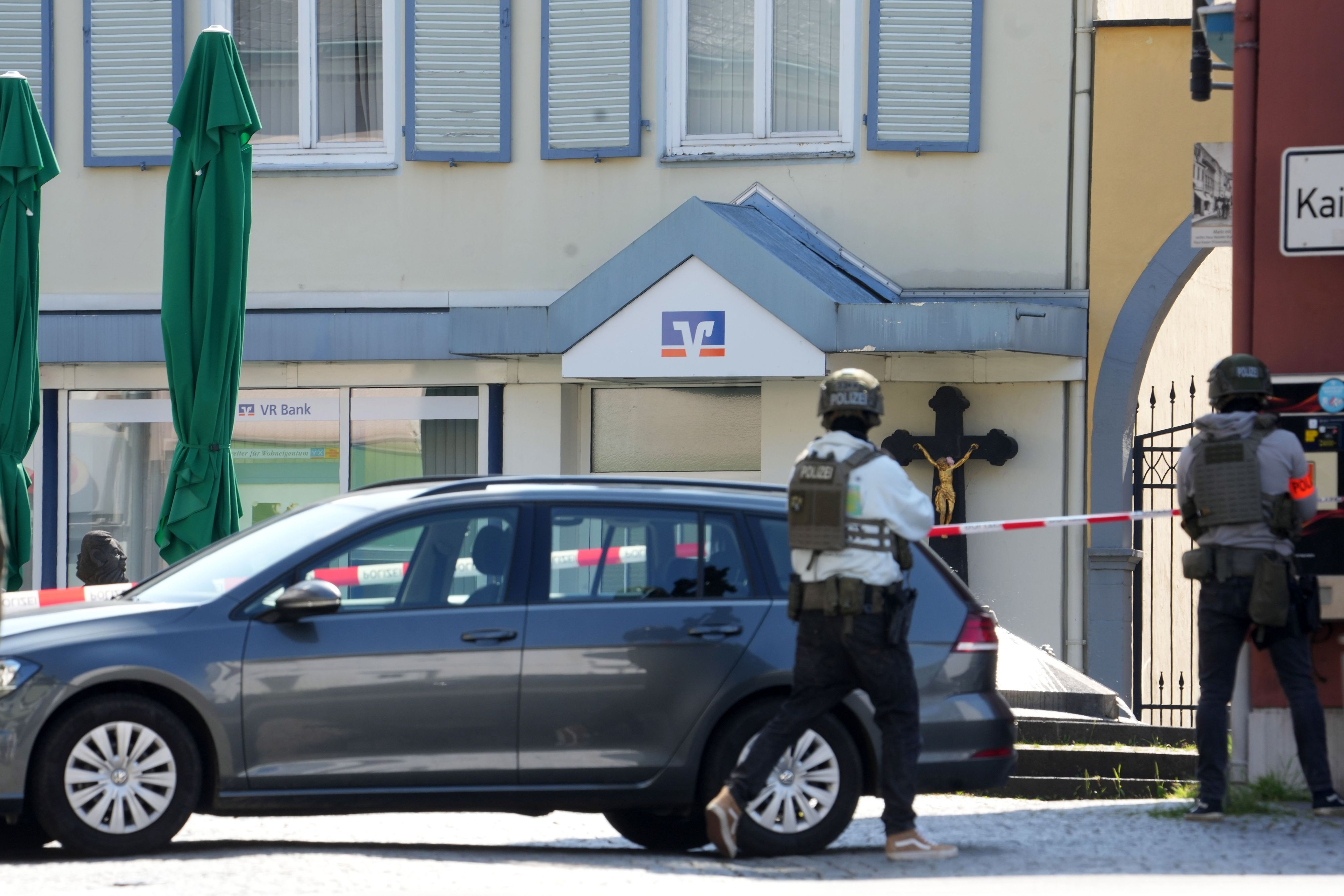 In einer Bankfiliale im rheinland-pfälzischen Sinzig hat es am Freitag eine Geiselnahme gegeben. Die Polizei umstellte die Bank.
