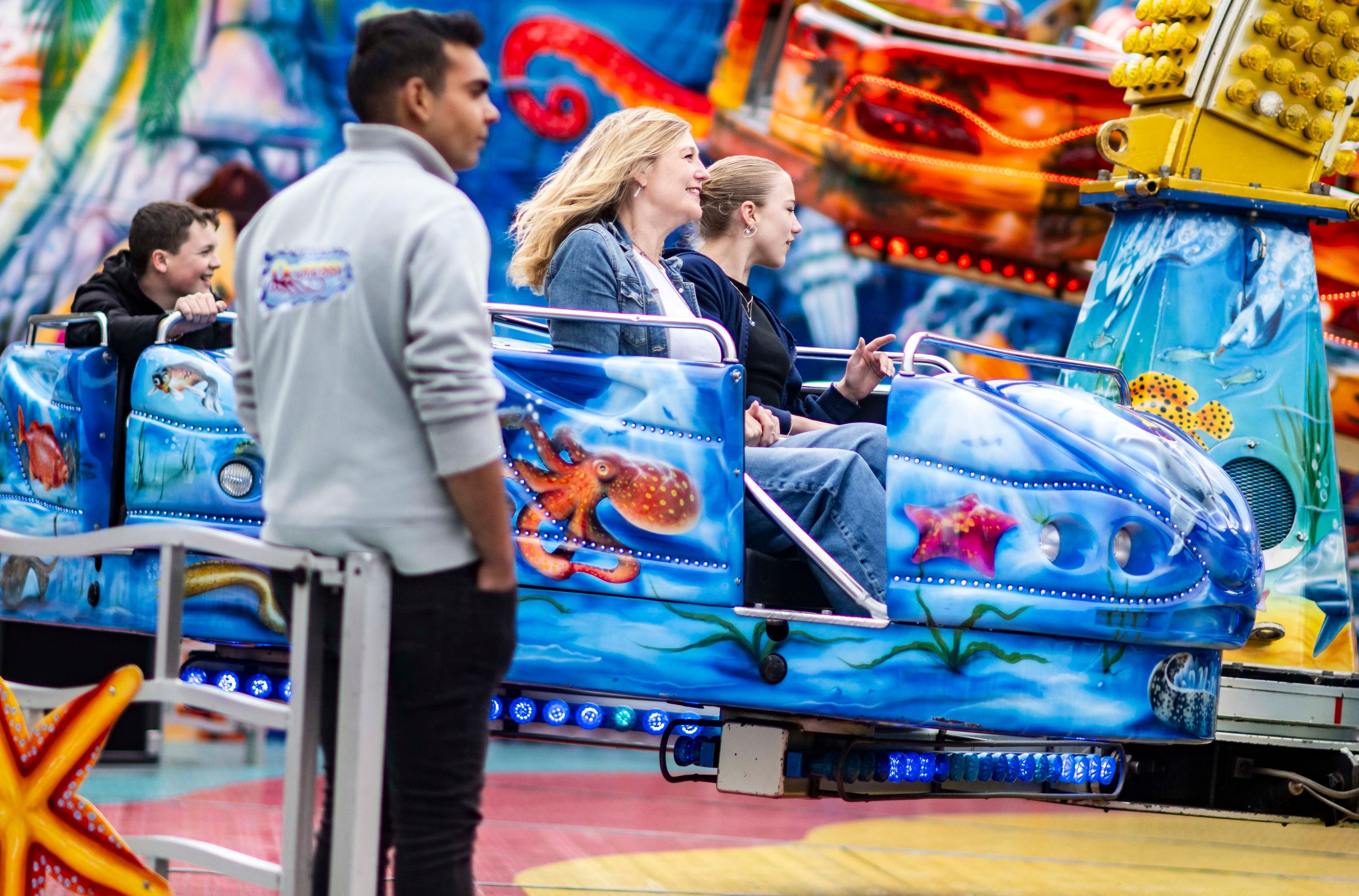 Das Bild zeigt ein Fahrgeschäft auf der Euskirchener Kirmes.