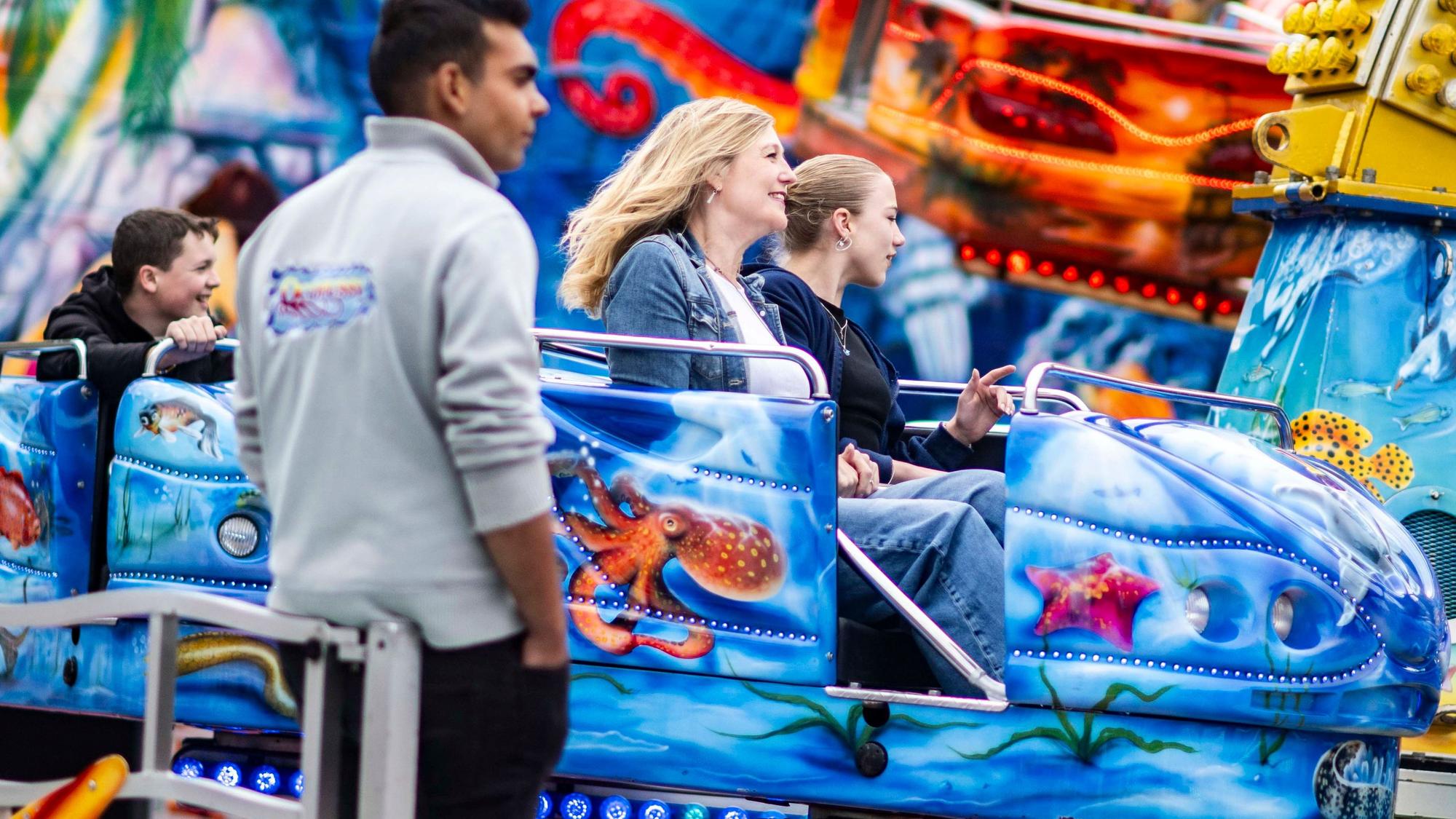Das Bild zeigt ein Fahrgeschäft auf der Euskirchener Kirmes.