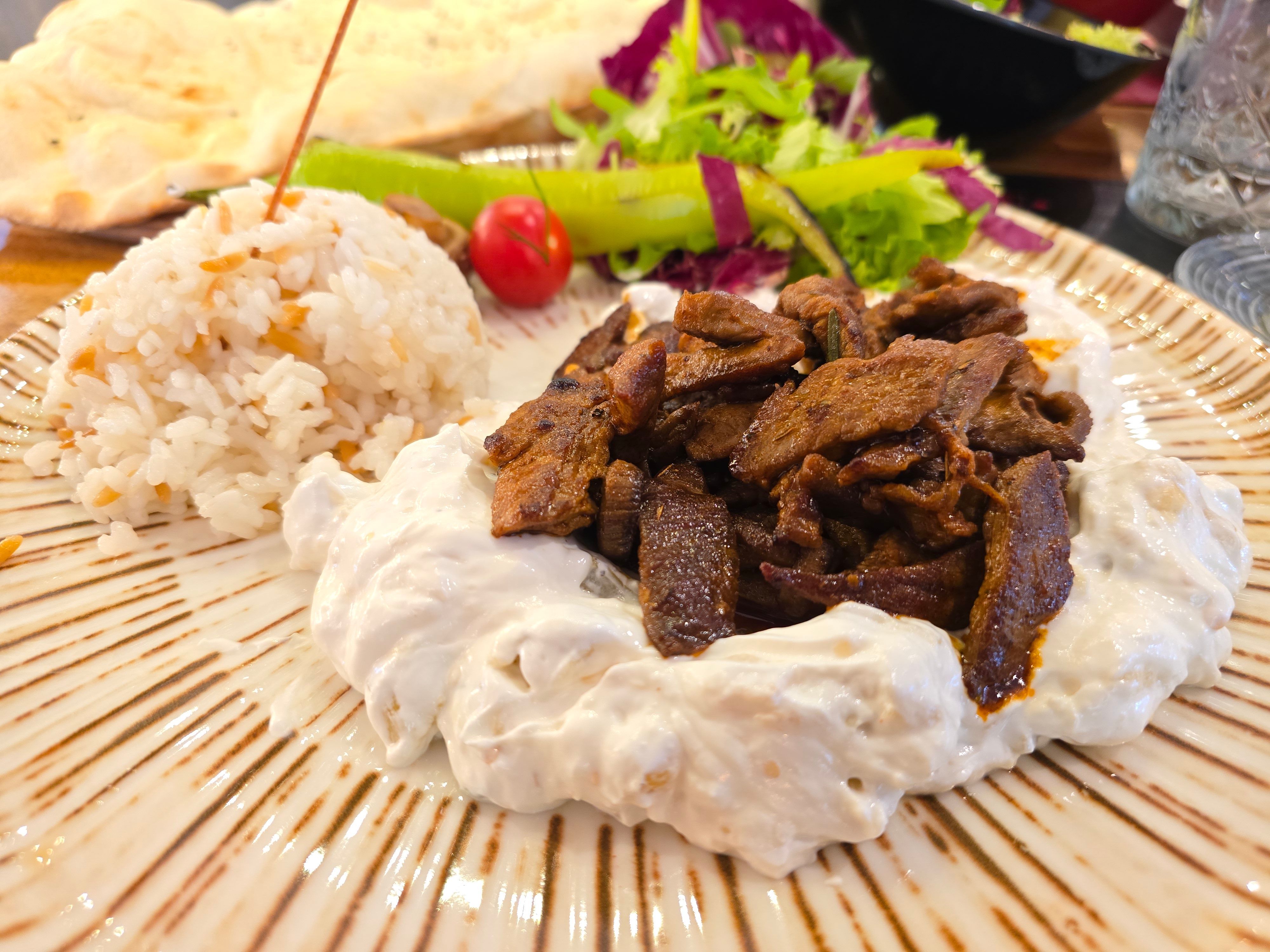 Tellergericht mit Fleischstreifen und Joghurt-Dip