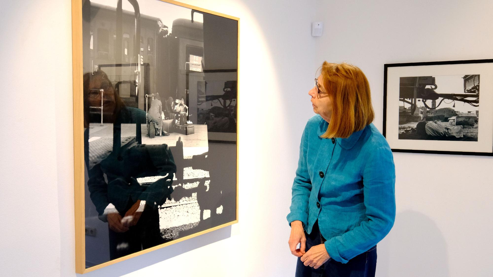 Dr. Nina Mika-Helfmeier vor einer Aufnahme des Fotografen Pietro Donzelli.
