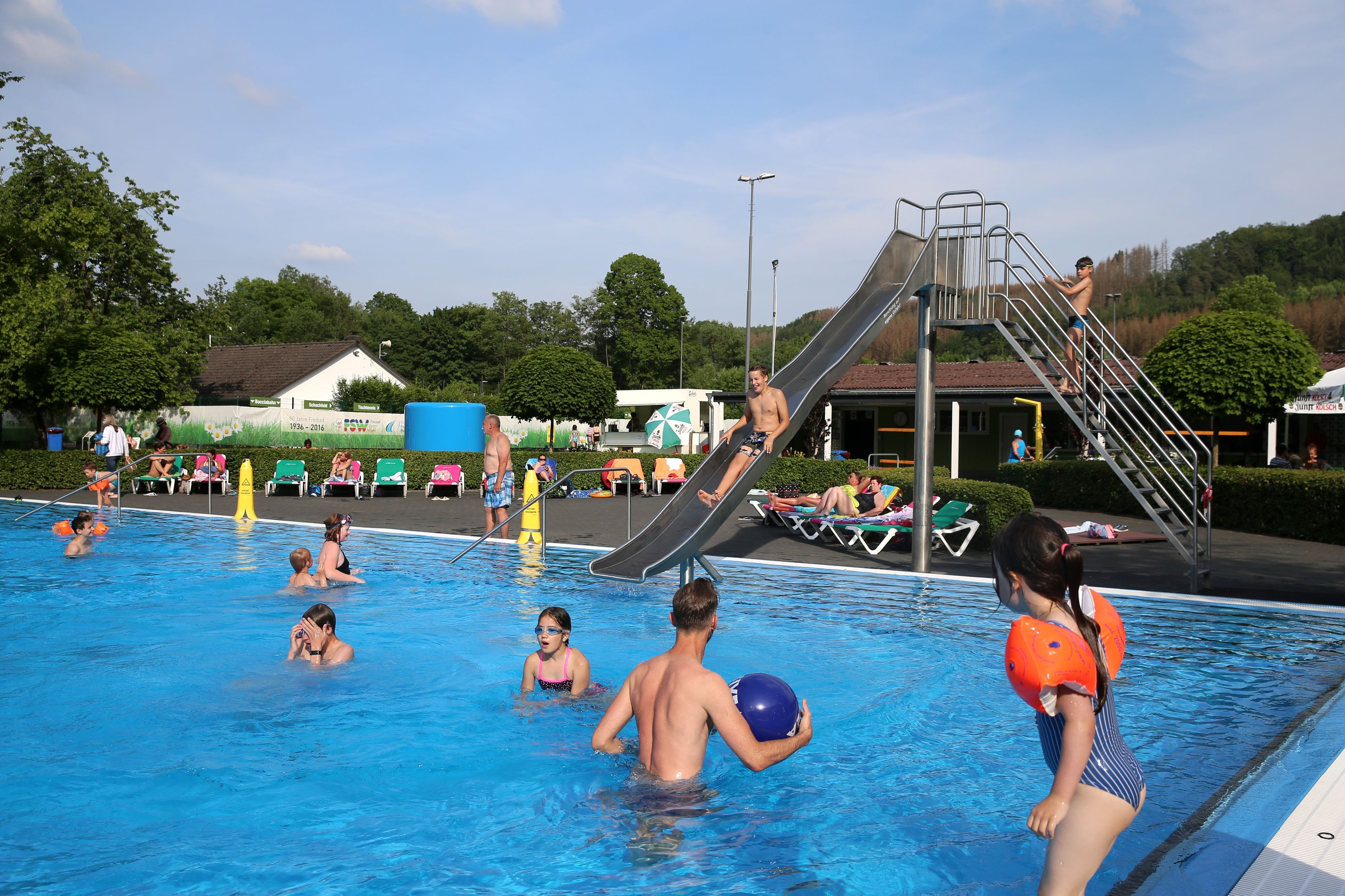 Zu sehen ist das Becken des Freibades in Bielstein.