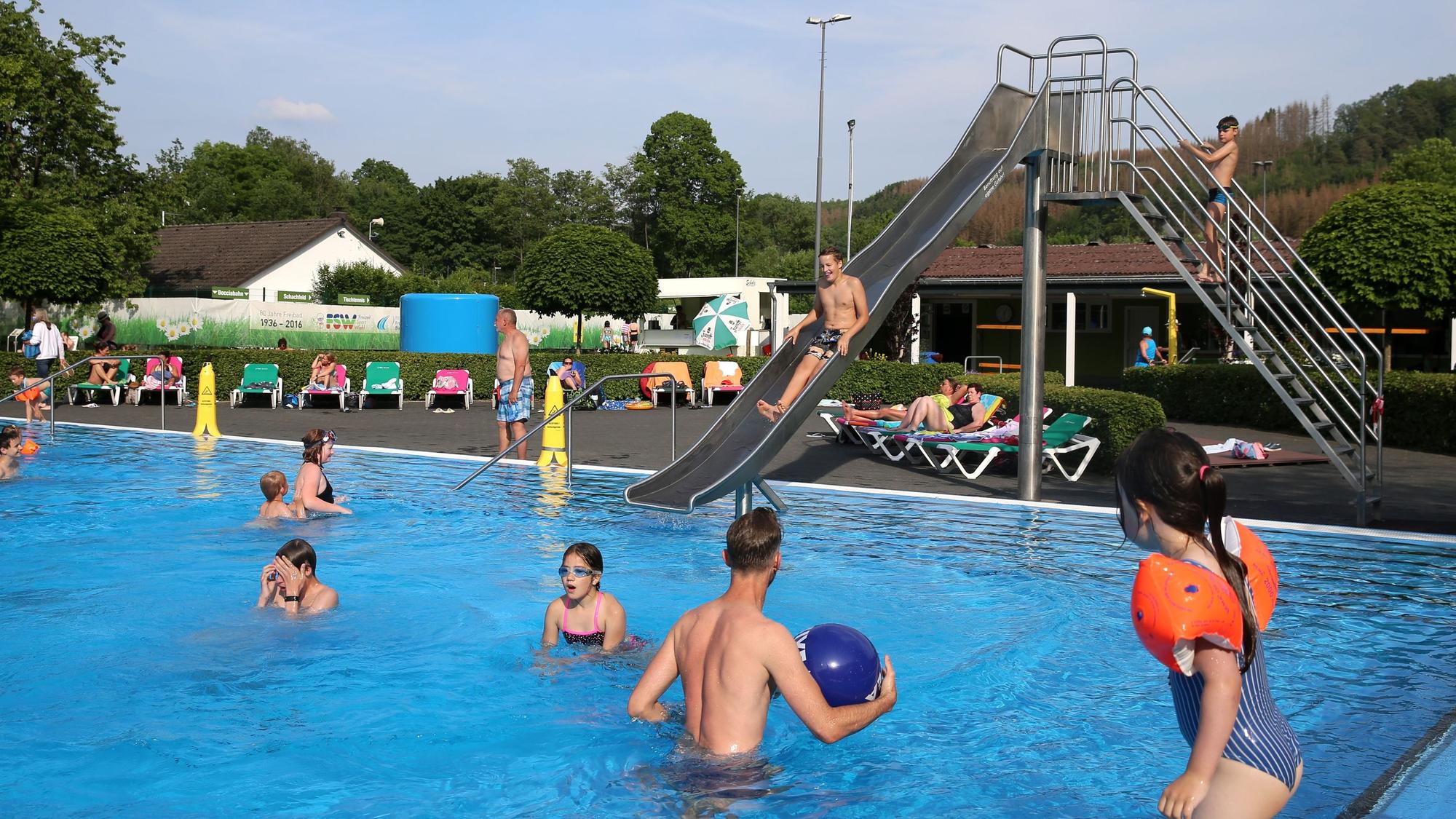 Zu sehen ist das Becken des Freibades in Bielstein.