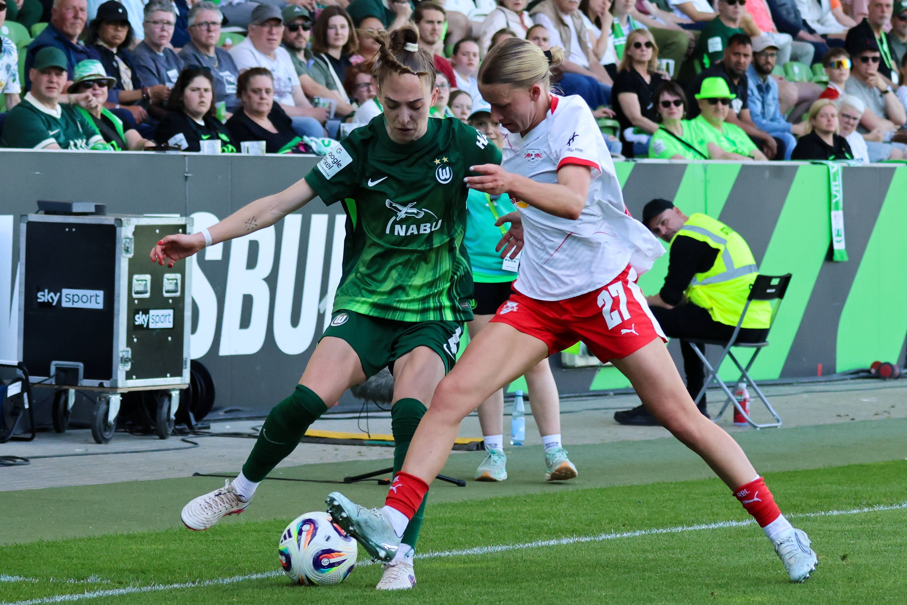 Wolfsburg, Deutschland: 02. Mai 2026 - 1. Frauen Bundesliga - 24. Spieltag - VfL Wolfsburg vs. RB Leipzig Im Bild: v.li. im Zweikampf Sophia Kleinherne VfL und Marlene Müller / Mueller RB Leipzig *** Wolfsburg, Germany 02 May 2026 1 Womens Bundesliga 24 Matchday VfL Wolfsburg vs RB Leipzig In the picture from left in the duel Sophia Kleinherne VfL and Marlene Müller Mueller RB Leipzig Copyright: HMBxMedia/MadeleinexFantini