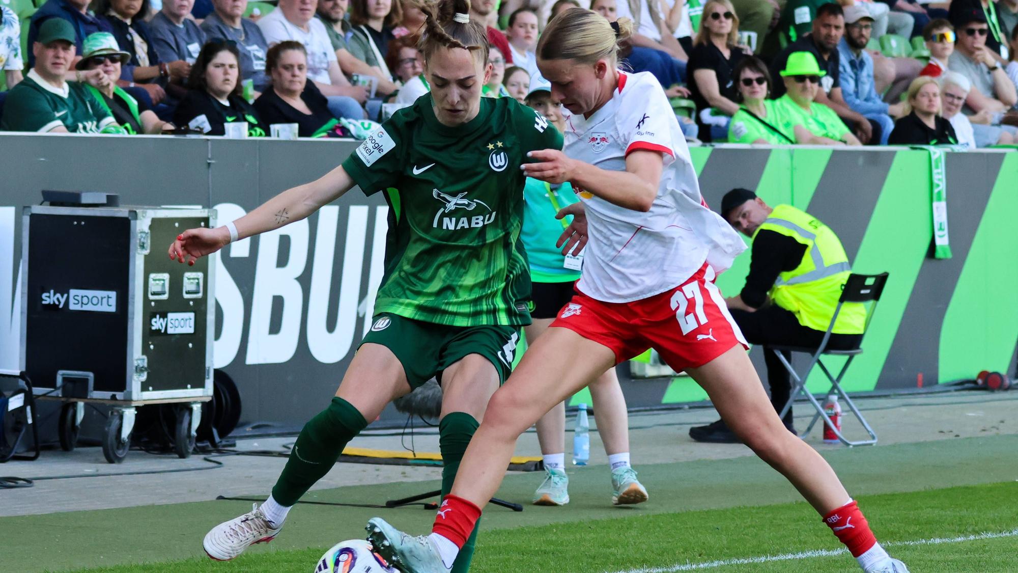 Wolfsburg, Deutschland: 02. Mai 2026 - 1. Frauen Bundesliga - 24. Spieltag - VfL Wolfsburg vs. RB Leipzig Im Bild: v.li. im Zweikampf Sophia Kleinherne VfL und Marlene Müller / Mueller RB Leipzig *** Wolfsburg, Germany 02 May 2026 1 Womens Bundesliga 24 Matchday VfL Wolfsburg vs RB Leipzig In the picture from left in the duel Sophia Kleinherne VfL and Marlene Müller Mueller RB Leipzig Copyright: HMBxMedia/MadeleinexFantini