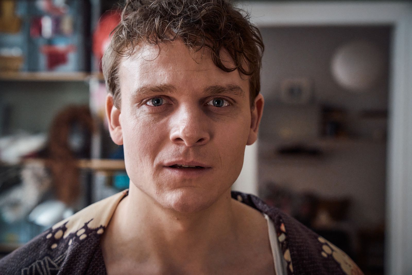 Im ZDF-Film „Olivia“ schlüpft Johannes Hegemann in die Rolle von Oliver Knöbel, dem bürgerlichen Ich von Olivia Jones.  (Bild: ZDF/Thomas Leidig)