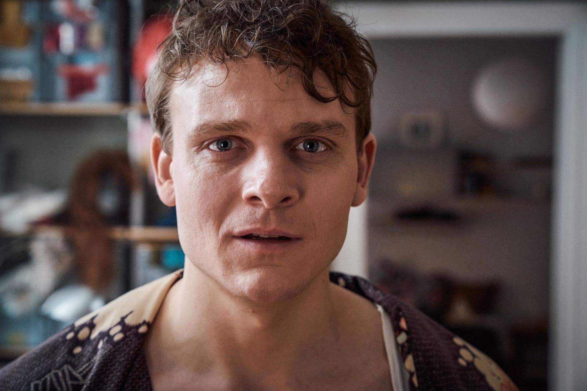 Im ZDF-Film „Olivia“ schlüpft Johannes Hegemann in die Rolle von Oliver Knöbel, dem bürgerlichen Ich von Olivia Jones. (Bild: ZDF/Thomas Leidig)