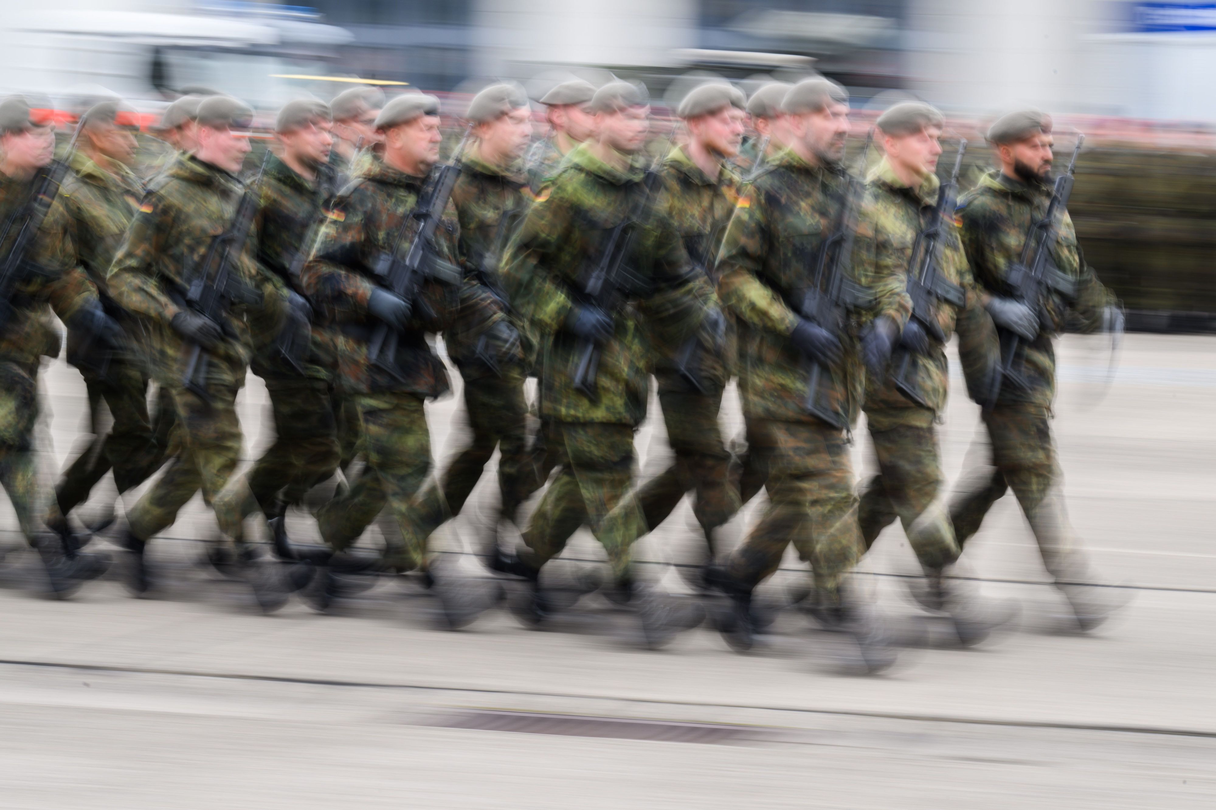 Soldaten marschieren in einer Kaserne. (Symbolbild)