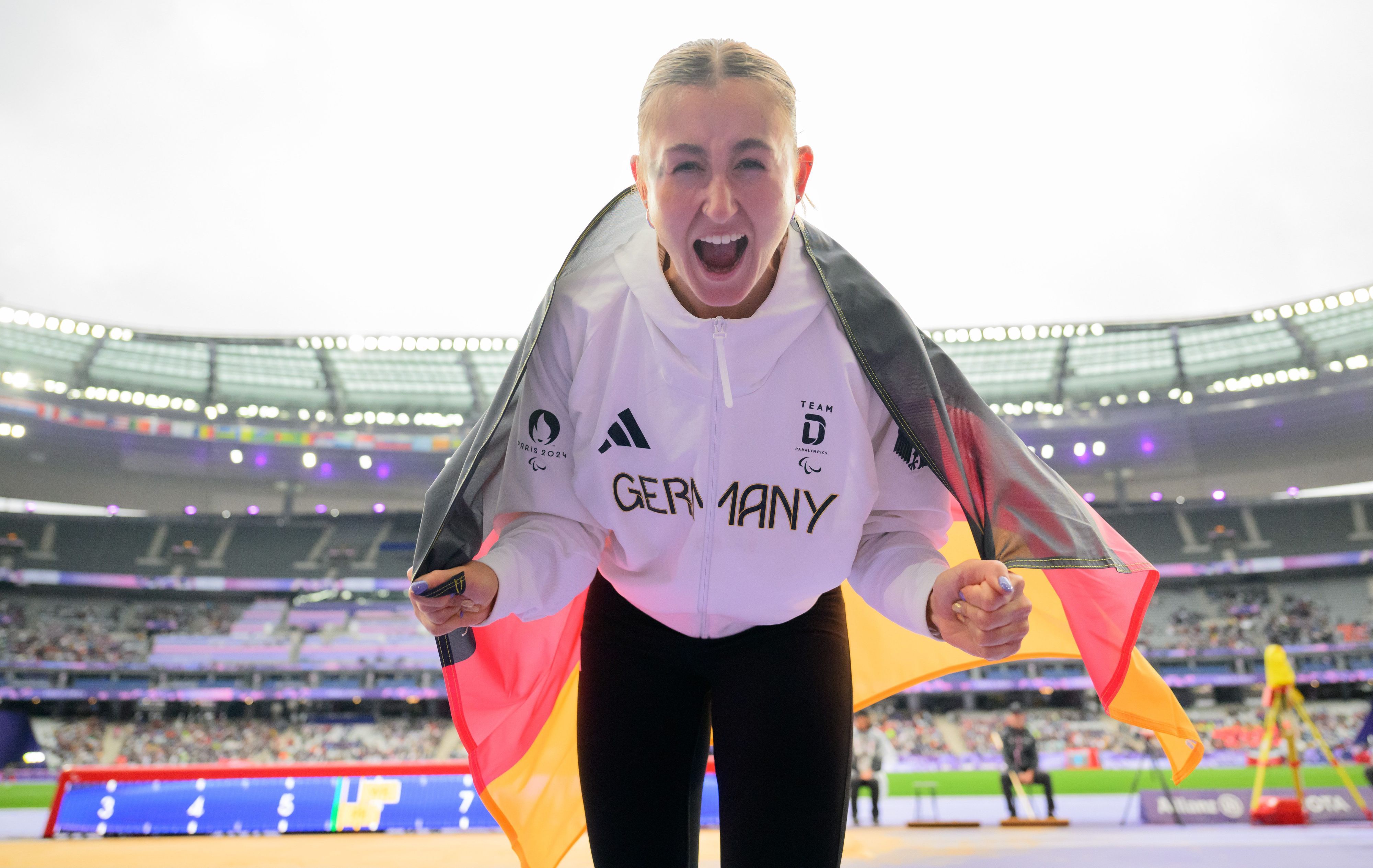 Nele Moos vom TSV Bayer 04 freut sich über ihre Silbermedaille.