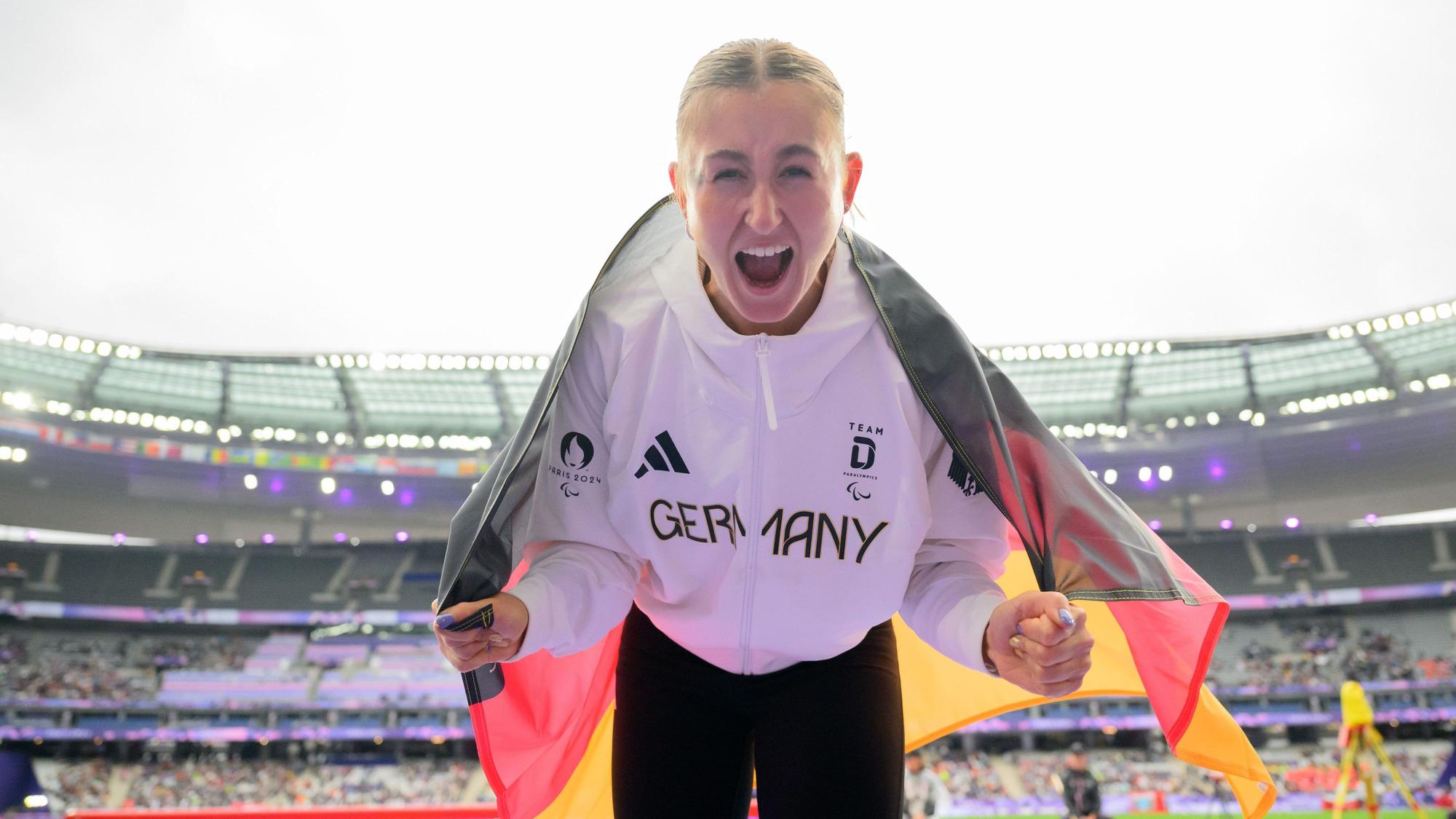 Nele Moos vom TSV Bayer 04 freut sich über ihre Silbermedaille.