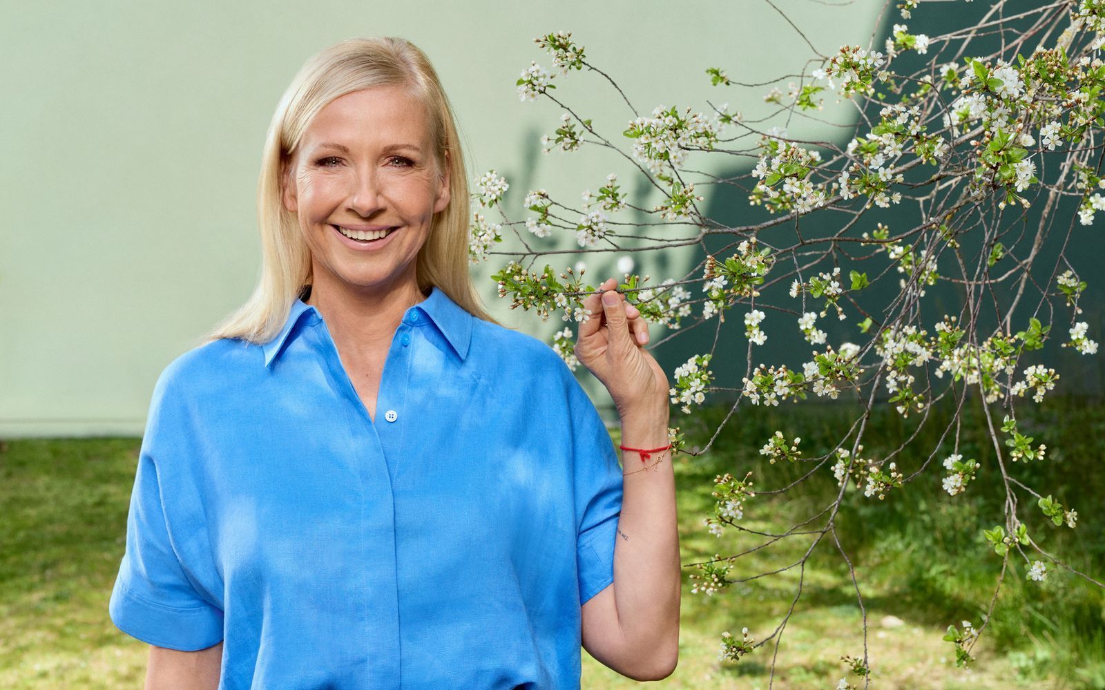Andrea Kiewel erklärt im Interview, warum sie weder die SWR-Musiksendung „Immer wieder sonntags“ noch das umfassende Angebot der Streaming-Riesen als ernstzunehmende Konkurrenz für den „ZDF-Fenrsehgarten“ betrachtet.   (Bild: ZDF/Marcus Höhn)