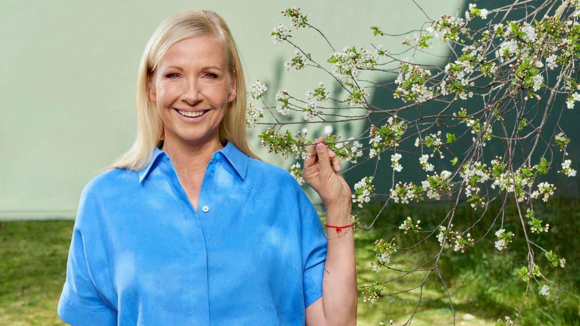 Andrea Kiewel erklärt im Interview, warum sie weder die SWR-Musiksendung „Immer wieder sonntags“ noch das umfassende Angebot der Streaming-Riesen als ernstzunehmende Konkurrenz für den „ZDF-Fenrsehgarten“ betrachtet. (Bild: ZDF/Marcus Höhn)