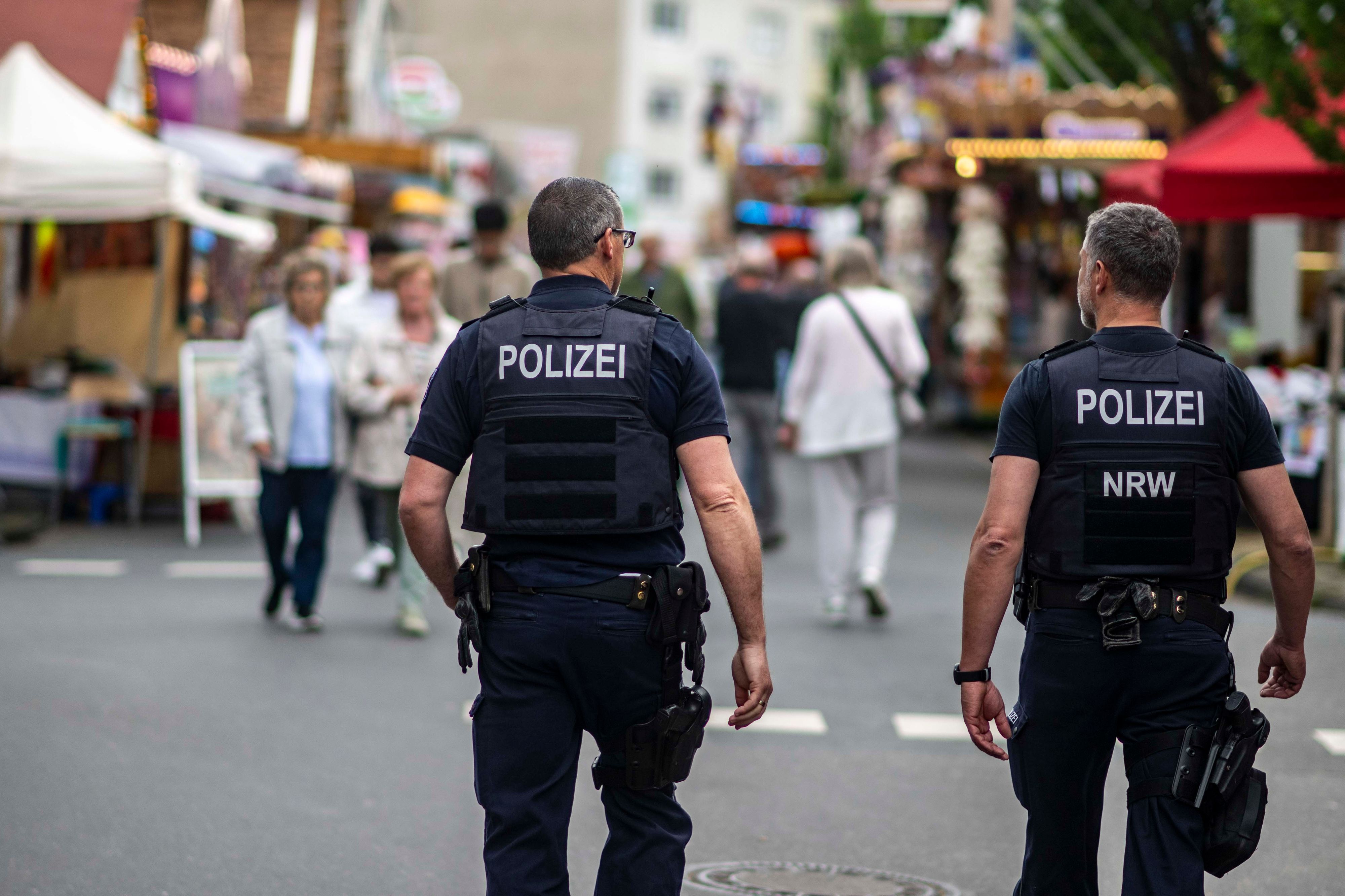 Das Bild zeigt zwei Polizisten, die über die Euskirchener Kirmes gehen.
