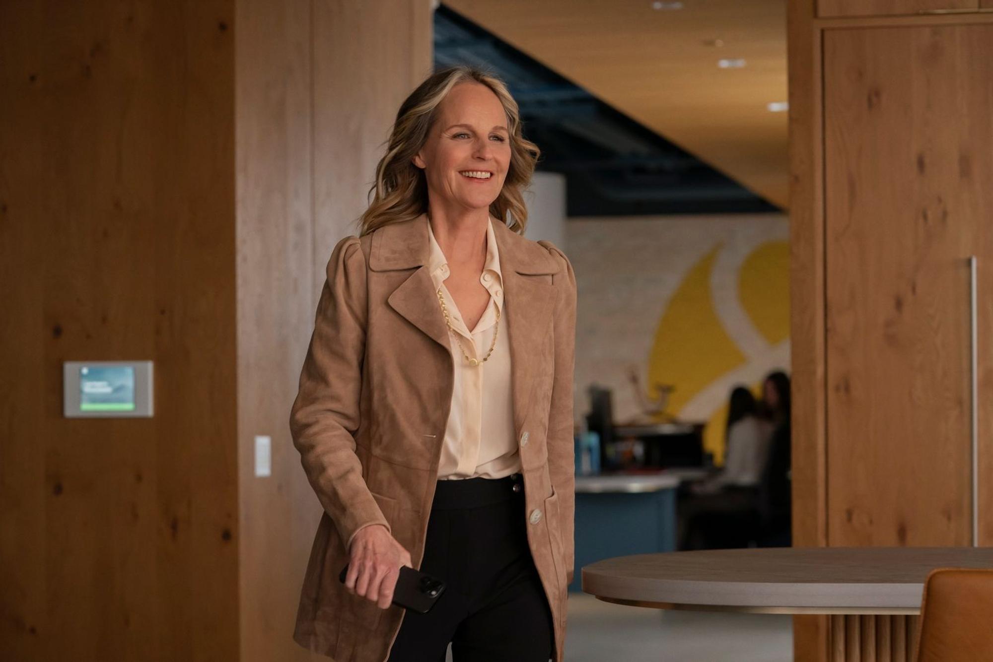 Zuletzt hatte Helen Hunt eine wiederkehrende Rolle als Tv-Produzenttin der HBO-Max-Comedyserie „Hacks“. (Bild: HBO Max)