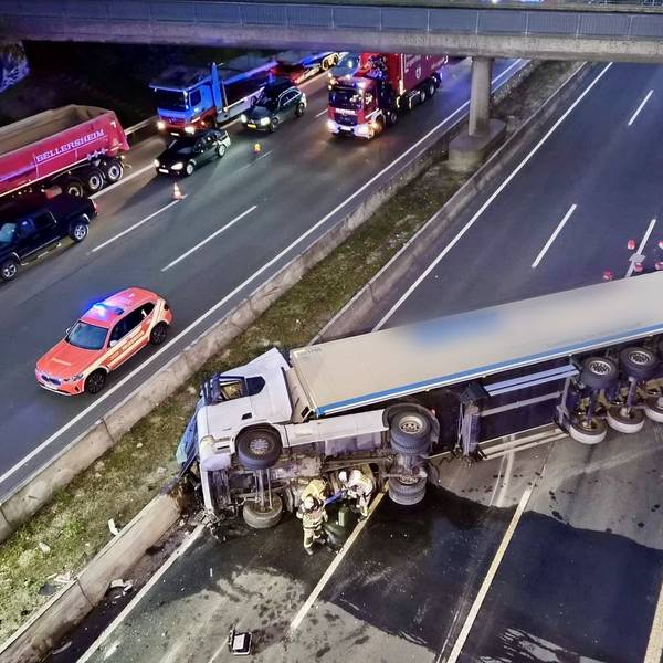 Ein Lastwagen ist auf der A3 in Höhe Solingen auf der Fahrbahn umgekippt, die vielbefahrene Strecke wurde in Fahrtrichtung Köln am Morgen voll gesperrt.