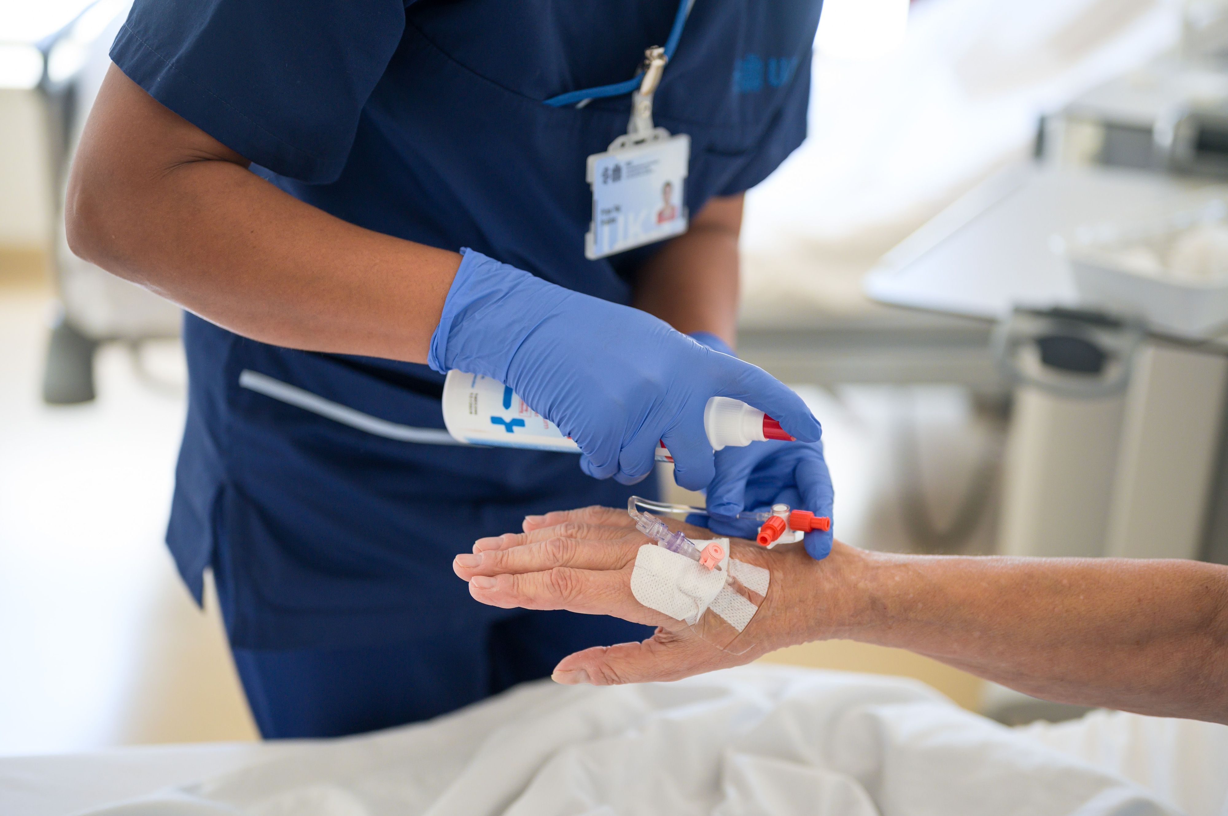 ARCHIV - 09.07.2024, Saarland, Homburg: Eine Pflegekraft legt einer Patientin eine Infusion. (zu dpa: «Ärzte pochen auf Zuwanderung – AfD-Pläne stoßen auf Kritik») Foto: Oliver Dietze/dpa +++ dpa-Bildfunk +++