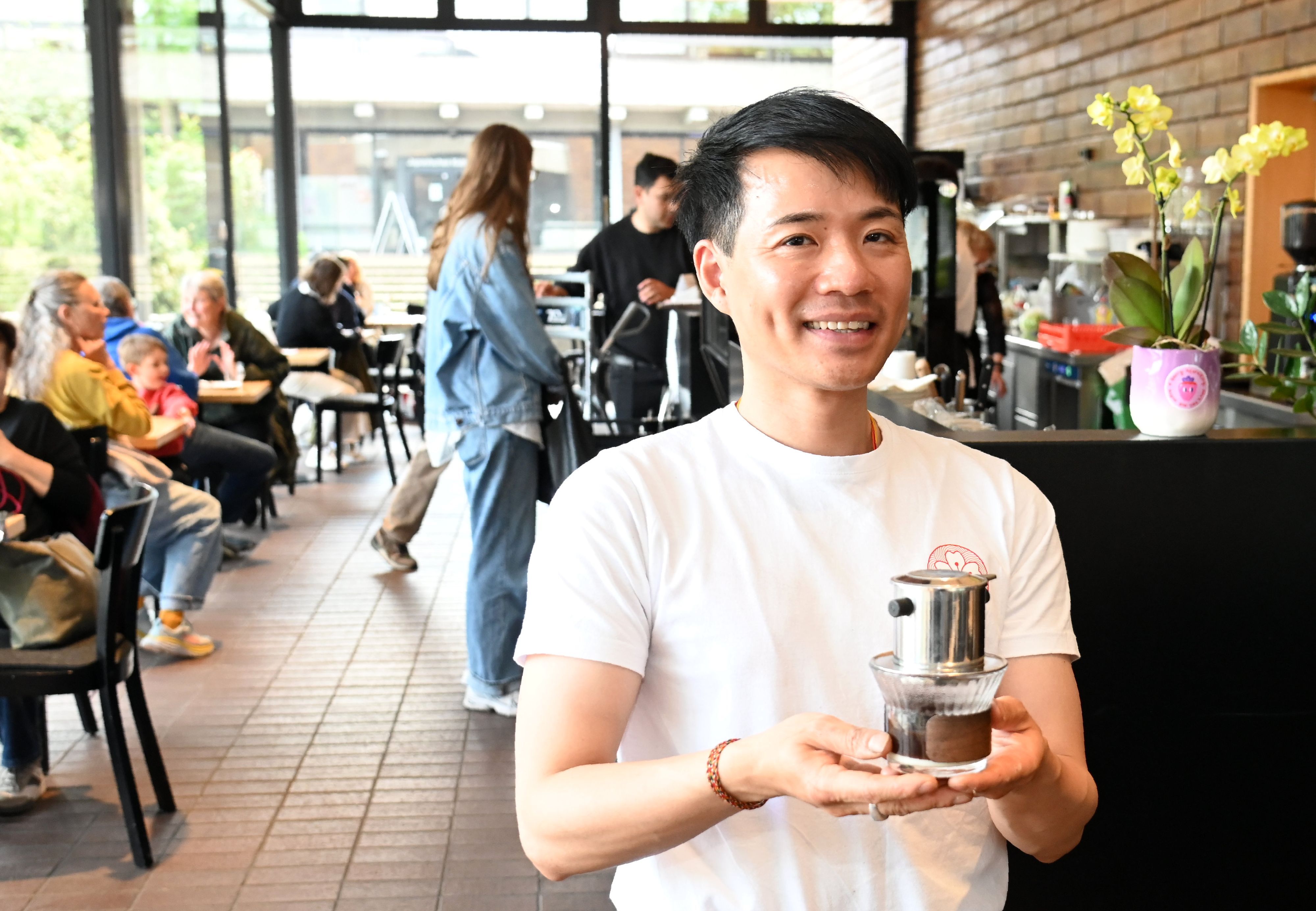 Ngugen Duy Quang serviert im Café Ume unter anderem den vietnamesischen Phin Coffee.