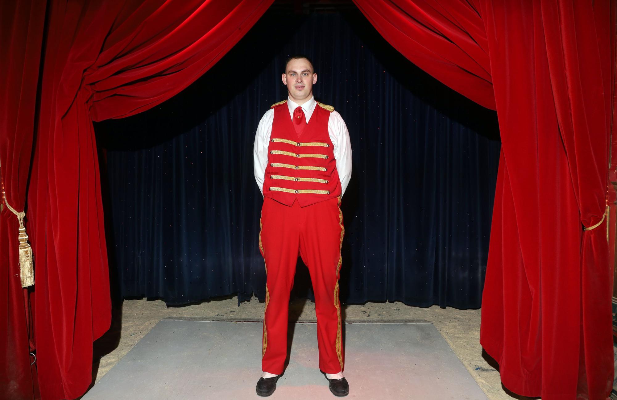 06.05.2026, Köln: Roncalli: Das sind die Menschen hinter den Kulissen, die den Laden am Laufen halten: Tristan Franzen, Requisiteur Foto: Arton Krasniqi