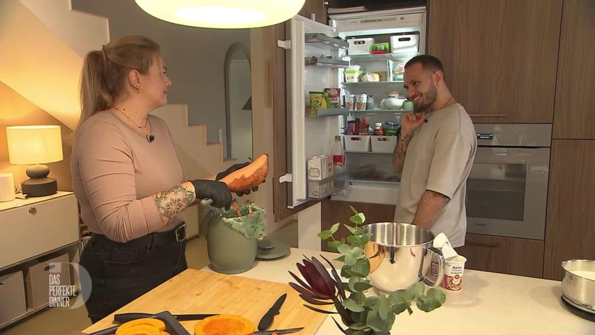 Beim Blick in den Kühlschrank stellt Manuel einen akuten Sahnemangel fest.
(Bild: RTL)