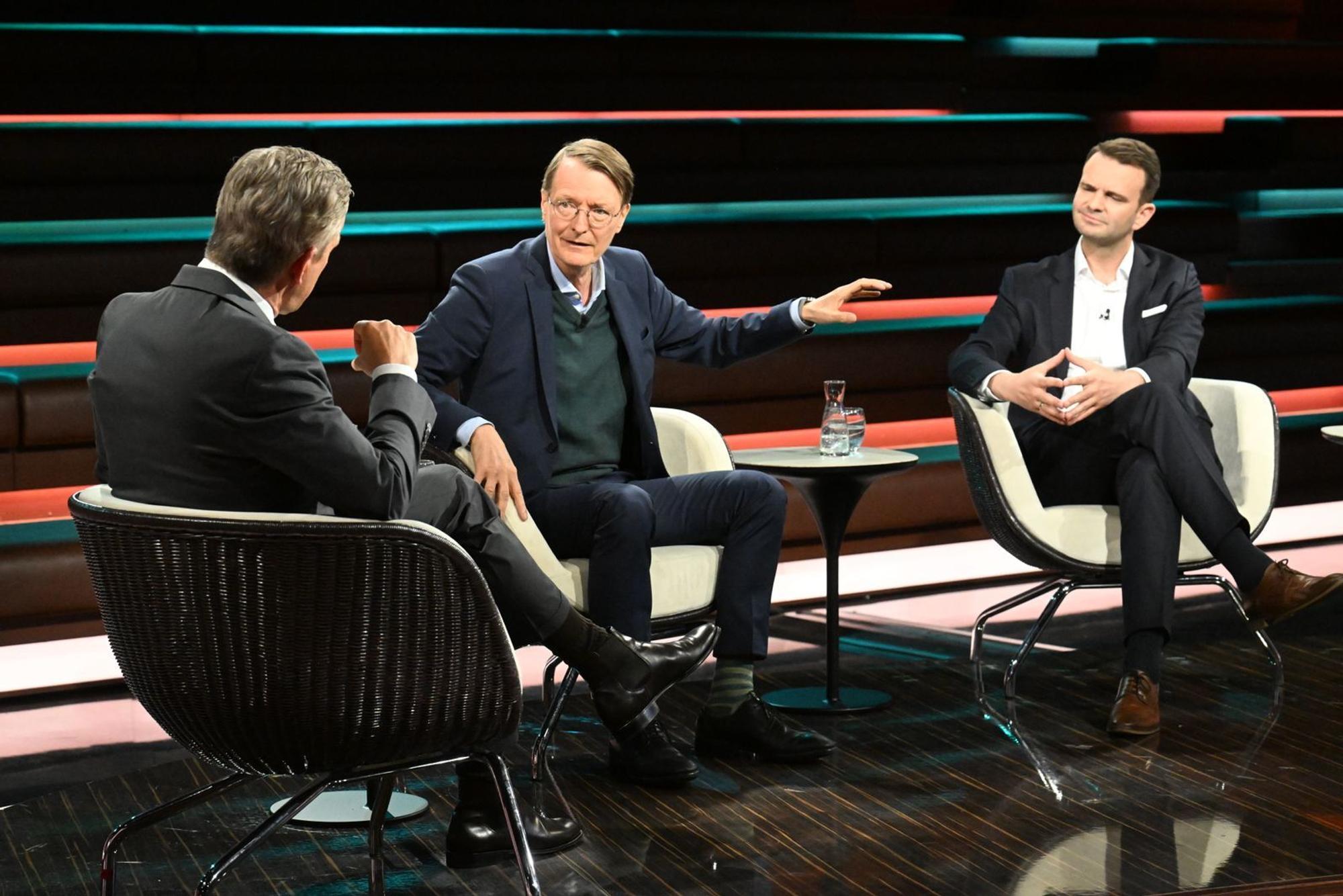 Karl Lauterbach (Mitte) teilte bei „Markus Lanz“ seinen Eindruck über die aktuelle Gemengelage innerhalb der Regierungskoalition. (Bild: ZDF / Cornelia Lehmann)