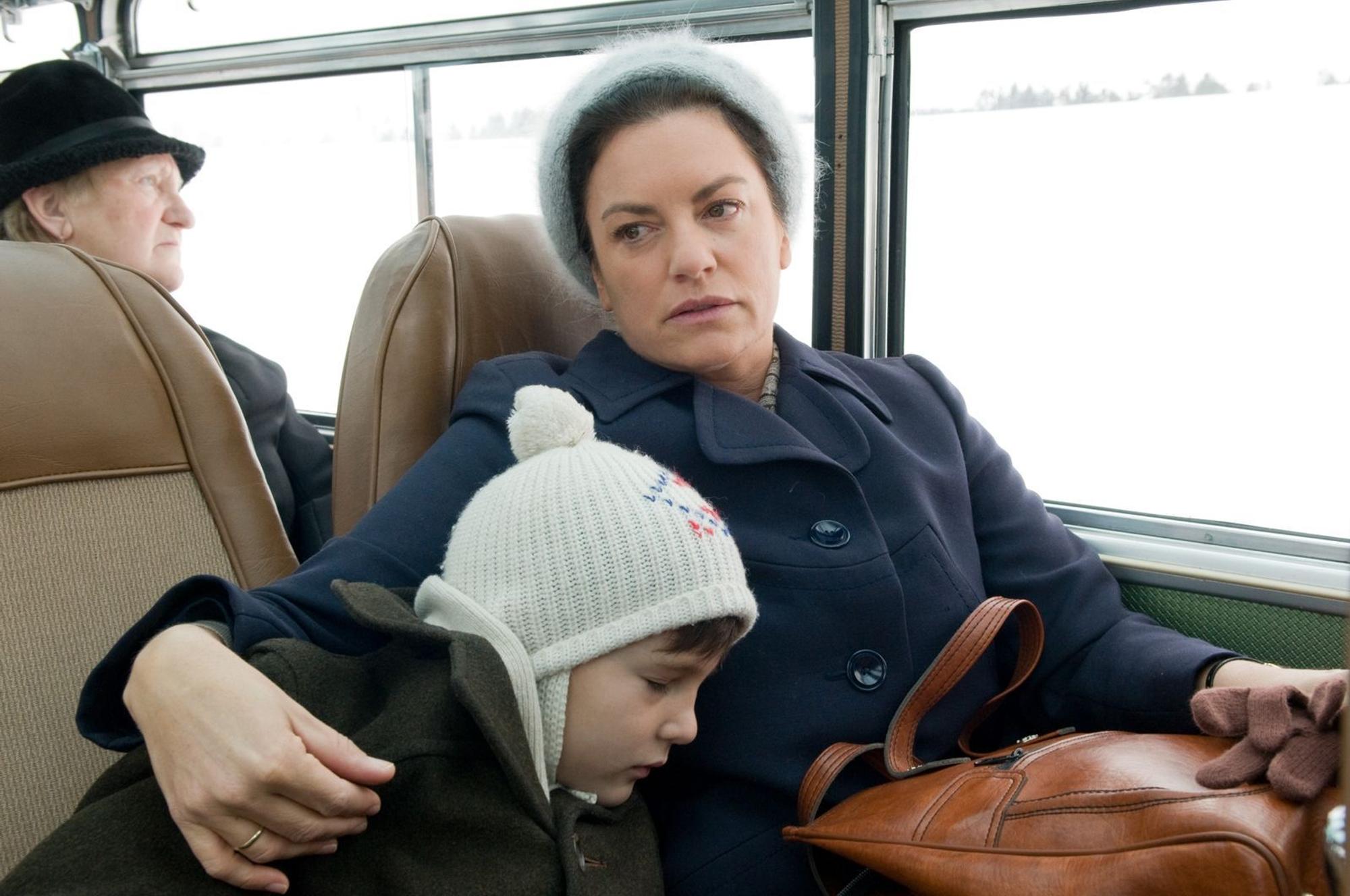 Eine ihrer anspruchvollsten Rollen: Als Marie Moosbacher macht sich Christine Neubauer im ARD-Drama „Der kalte Himmel“ Sorgen um ihren Sohn Felix (Marc Hermann). (Bild: teamWorx / ARD Degeto)