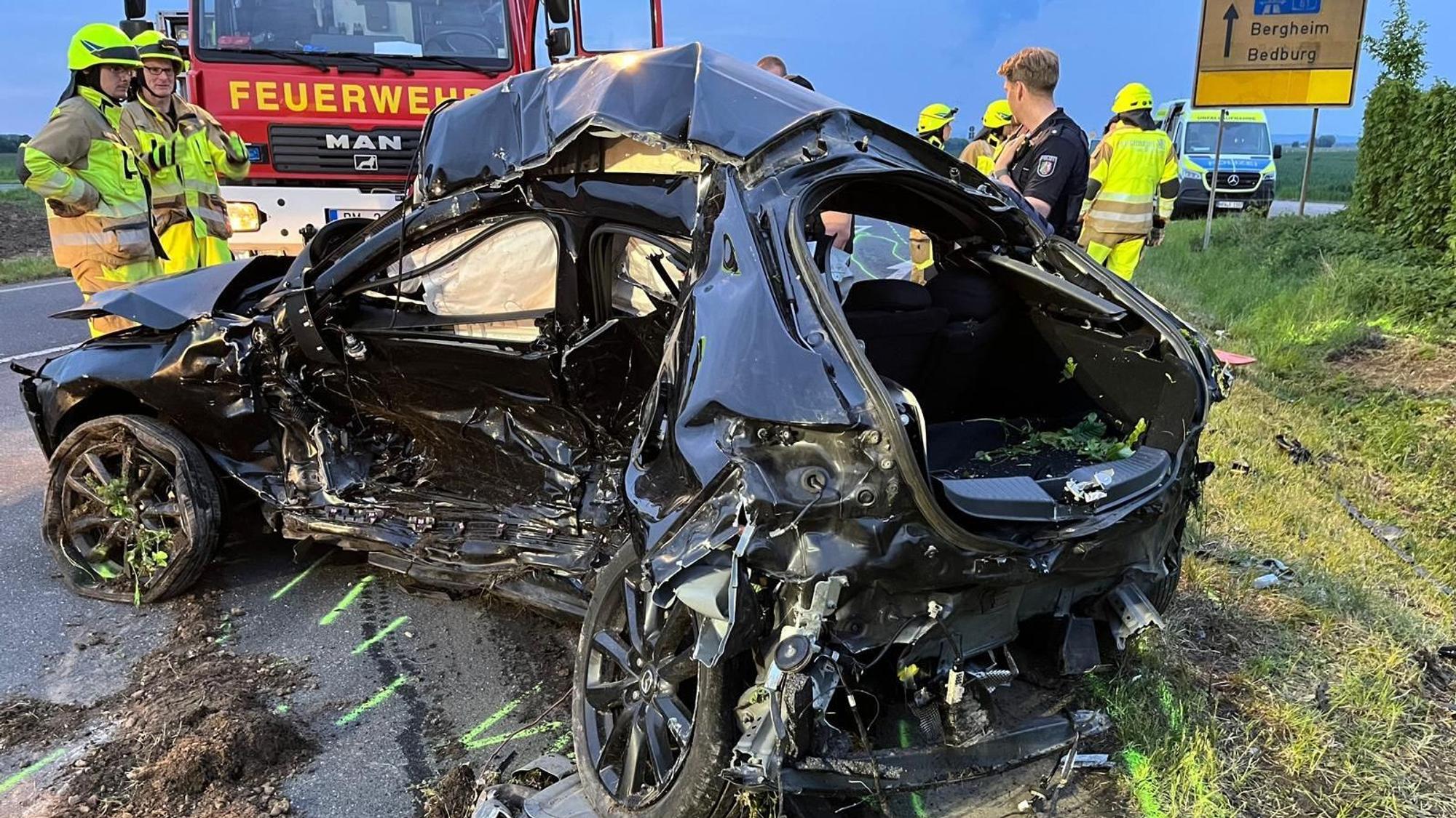 Das Bild zeigt Einsatzkräfte an der Ufnallstelle.