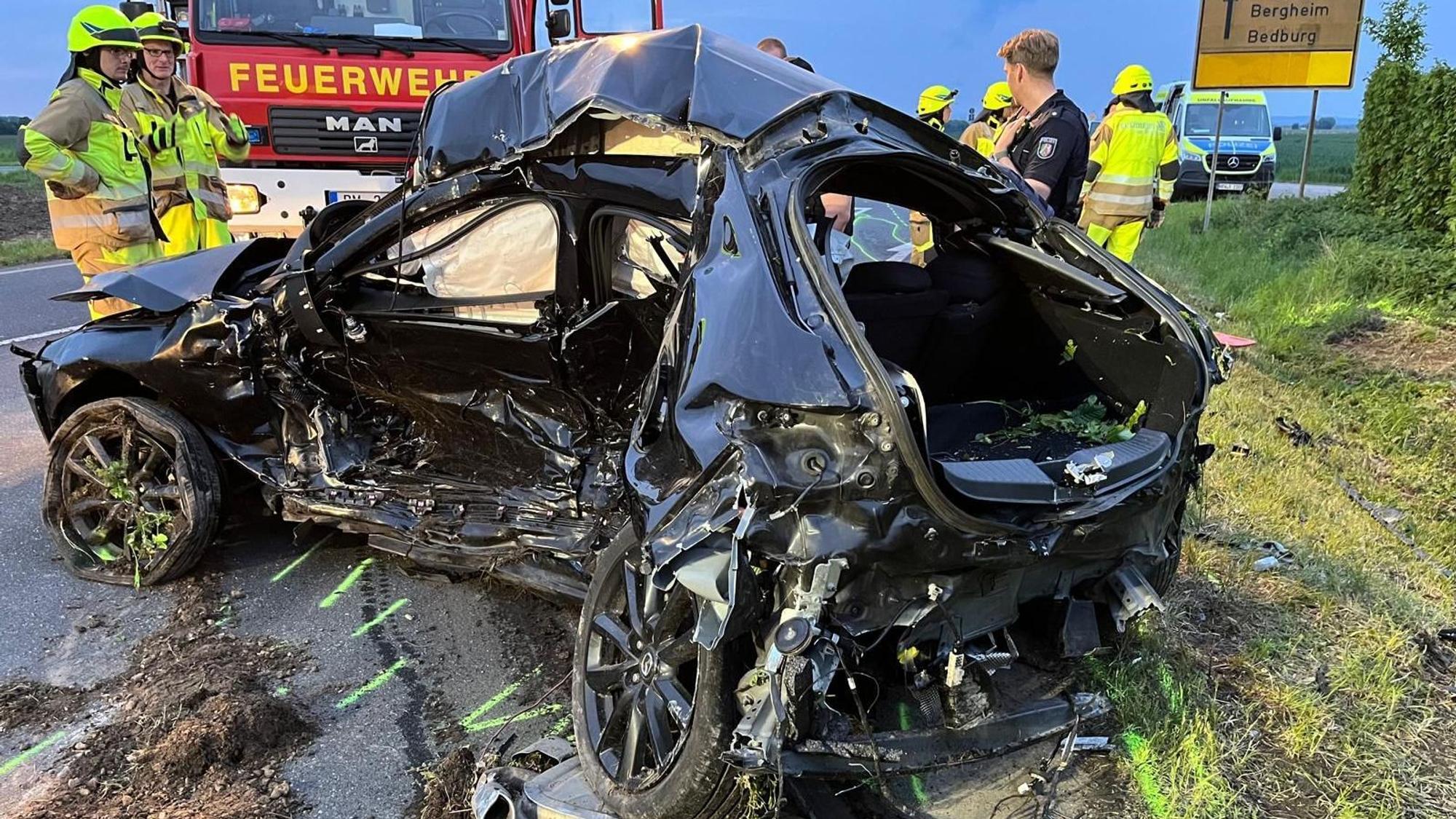 Der Zusammenstoß der beiden Fahrzeuge war heftig. Sie wurden weitestgehend zerstört.