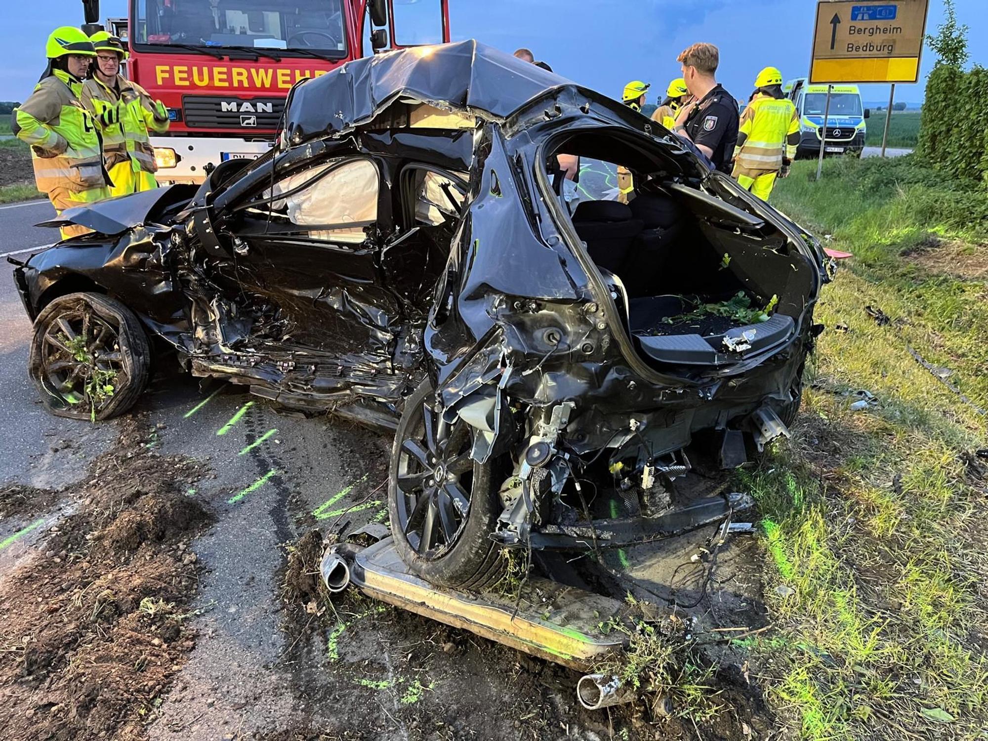 Auf dem Bild ist ein zerstörtes Unfallfahrzeug zu sehen.