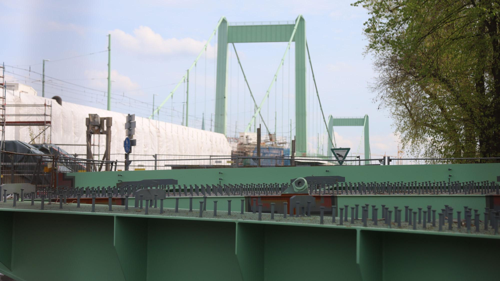Die Mülheimer Brücke wird seit Jahren saniert.