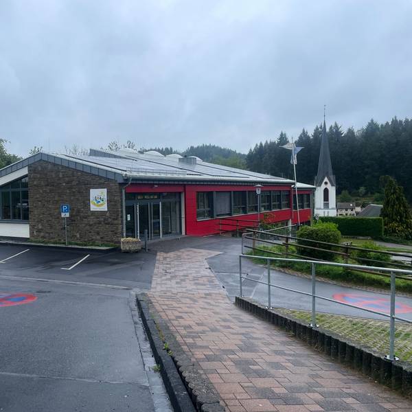 Das Foto zeigt die eingeschossige Grundschule in Hellenthal.