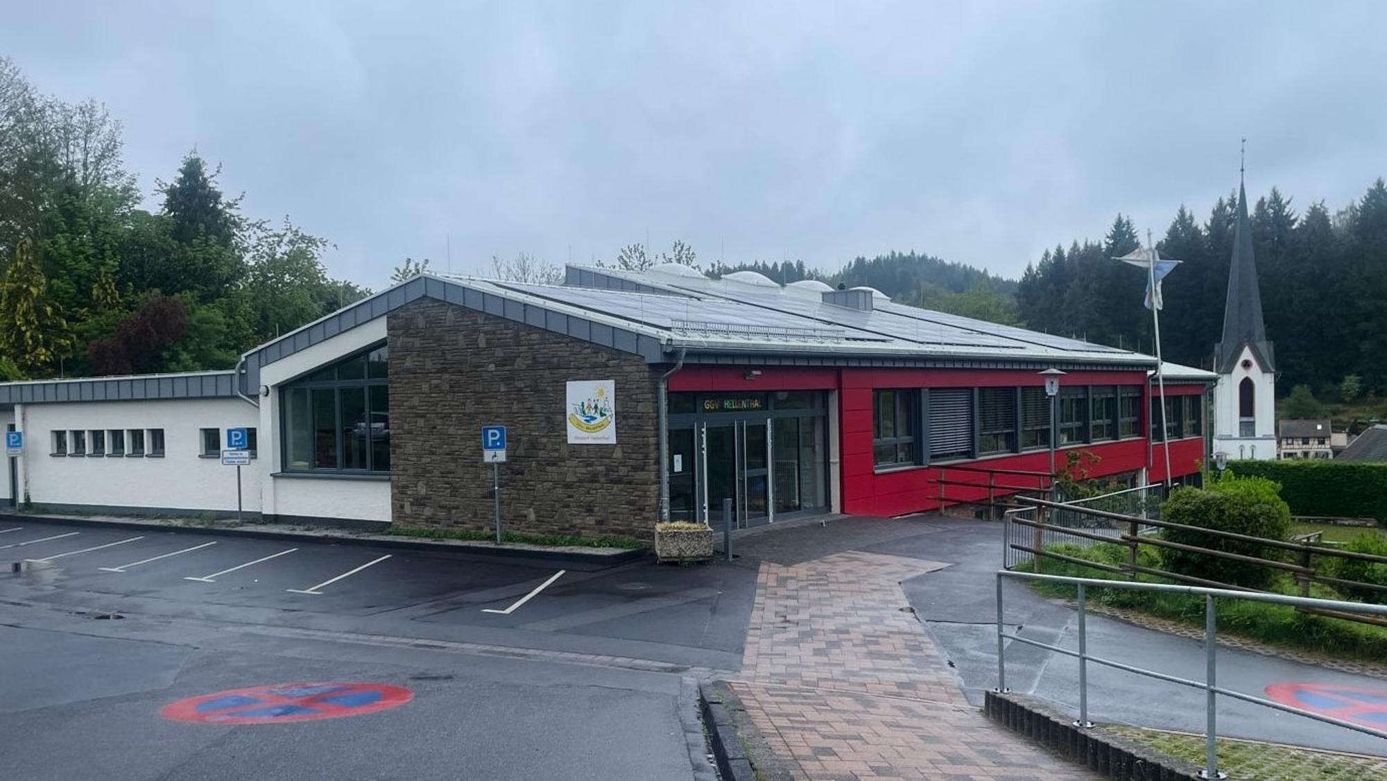 Das Foto zeigt die eingeschossige Grundschule in Hellenthal.