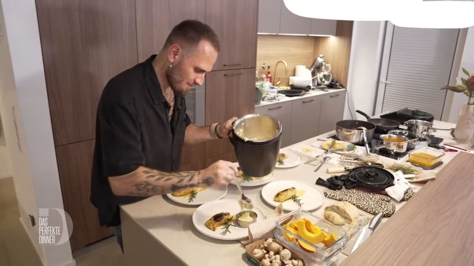 Beim Anrichten der Kohlroulade beeilt sich Manuel, damit das Essen noch heiß auf den Tisch kommt.
 (Bild: RTL)