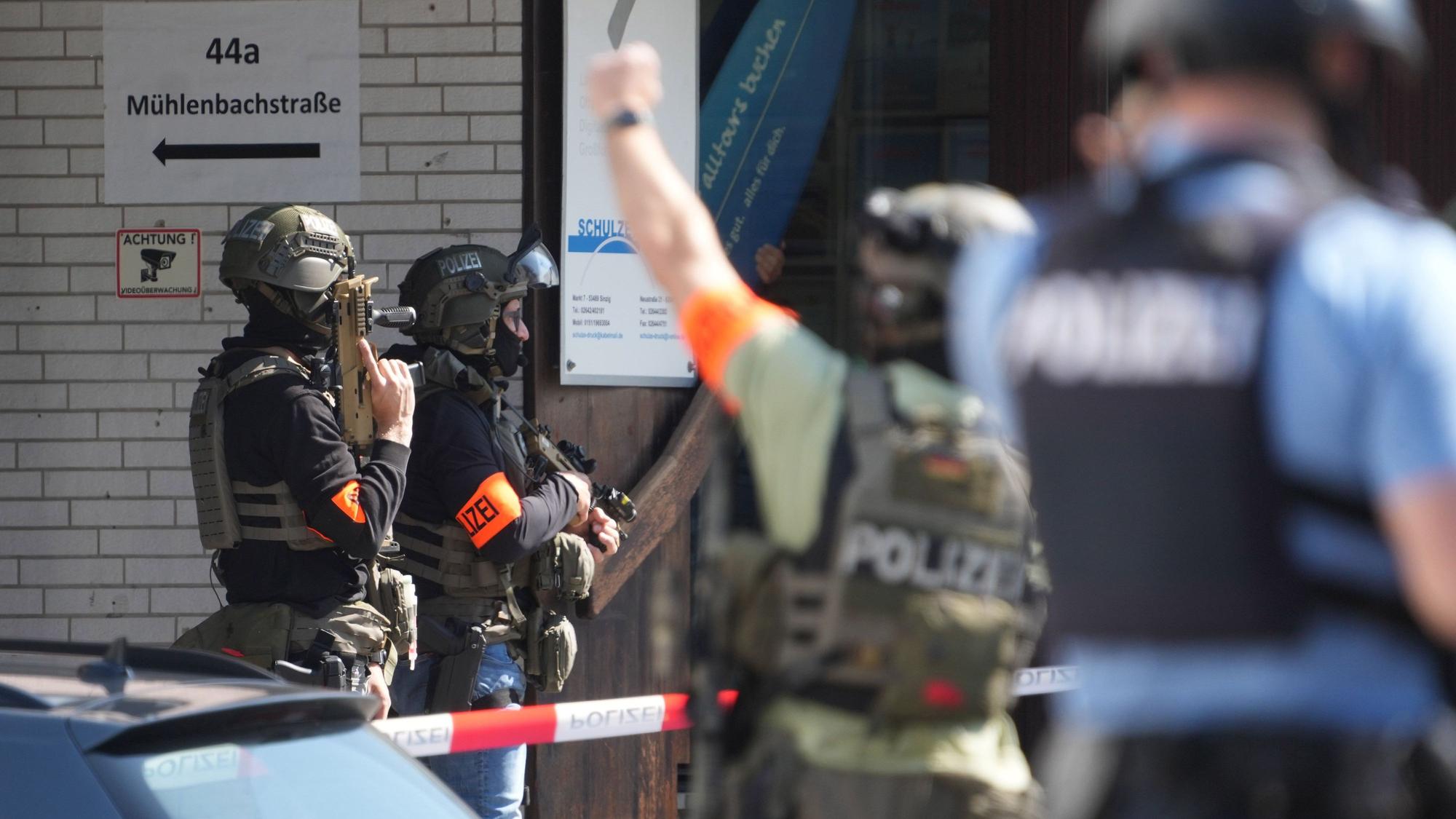 Die Einsatzkräfte sind mit einem Großaufgebot im Kreis Ahrweiler vor Ort.