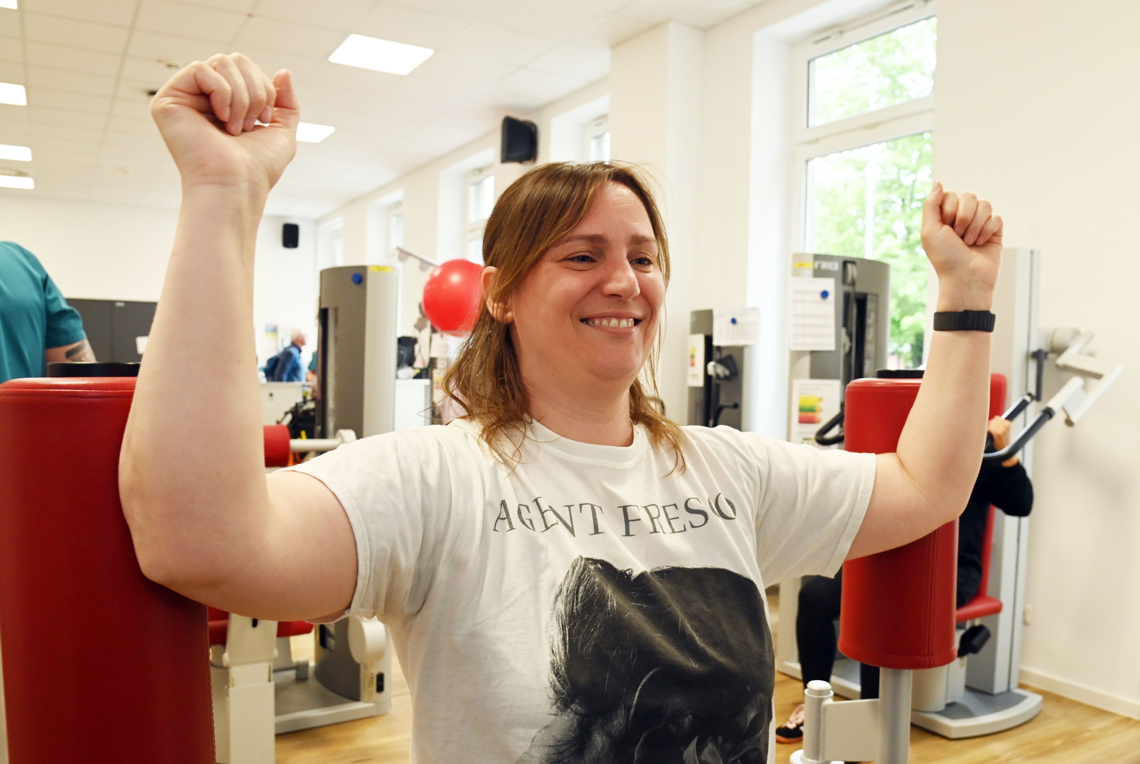Kathrin Wendt bei der Rehabilitation im Kölner St.-Marien-Krankenhaus, sie erlitt mit 45 Jahren einen Schlaganfall.