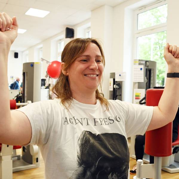 Kathrin Wendt bei der Rehabilitation im Kölner St.-Marien-Krankenhaus, sie erlitt mit 45 Jahren einen Schlaganfall.