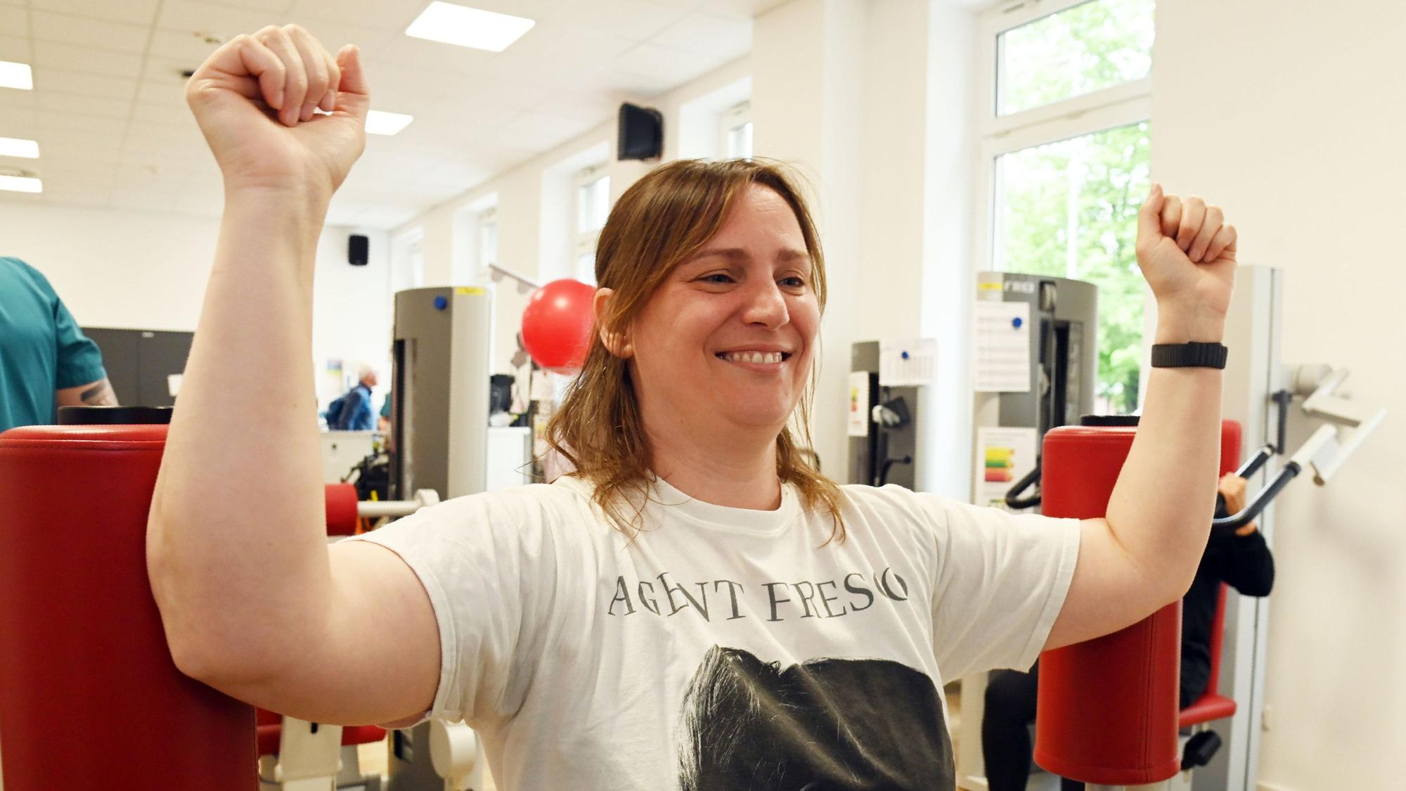 Kathrin Wendt bei der Rehabilitation im Kölner St.-Marien-Krankenhaus, sie erlitt mit 45 Jahren einen Schlaganfall.