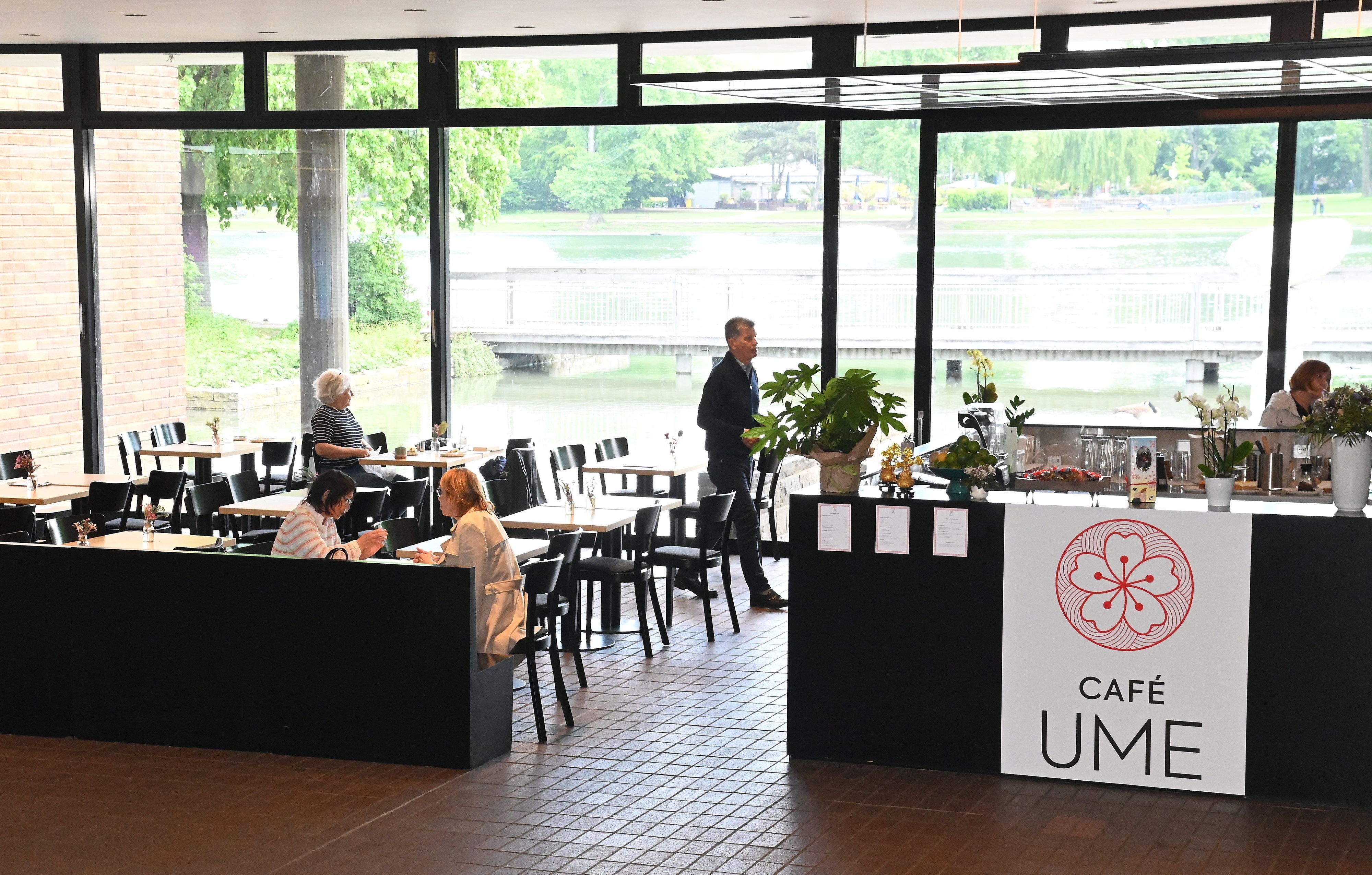 Gäste können im Museumsfoyer mit Blick auf den Aachener Weiher einkehren.
